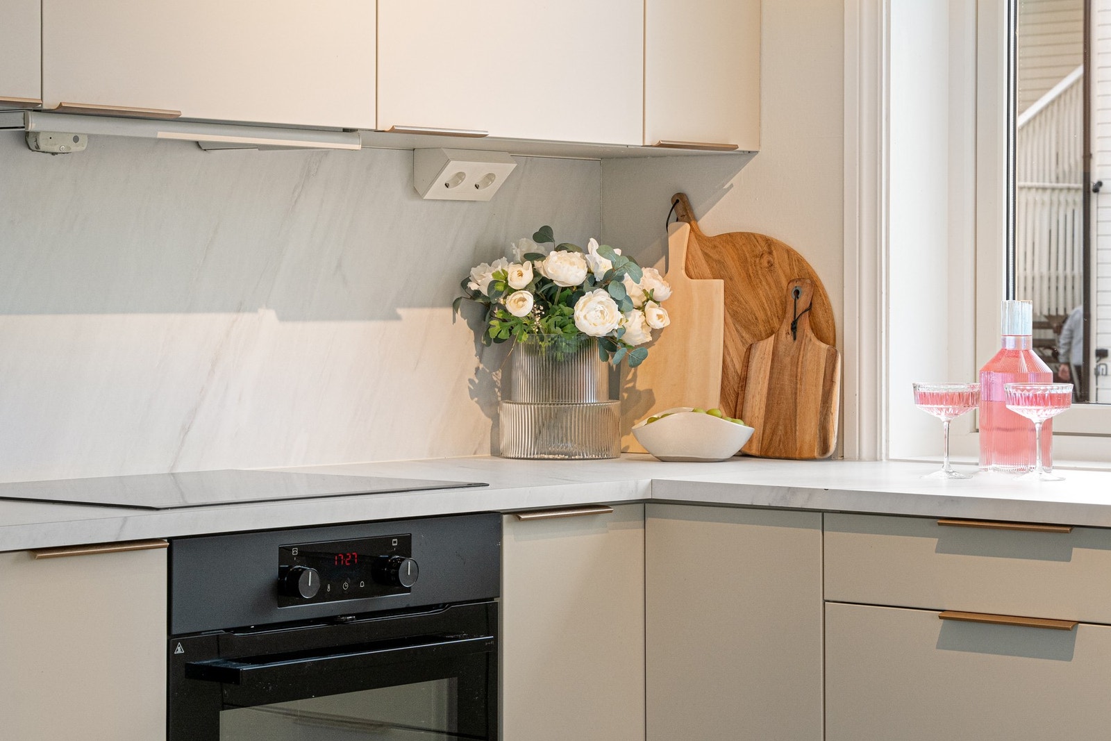 Kjøkkenet ble oppgradert i 2022 med nye fronter med håndtak, ny benkeplate og bakplate, ny innfelt servant og kran, ny platetopp, stekeovn og oppvaskmaskin. Galleribilde