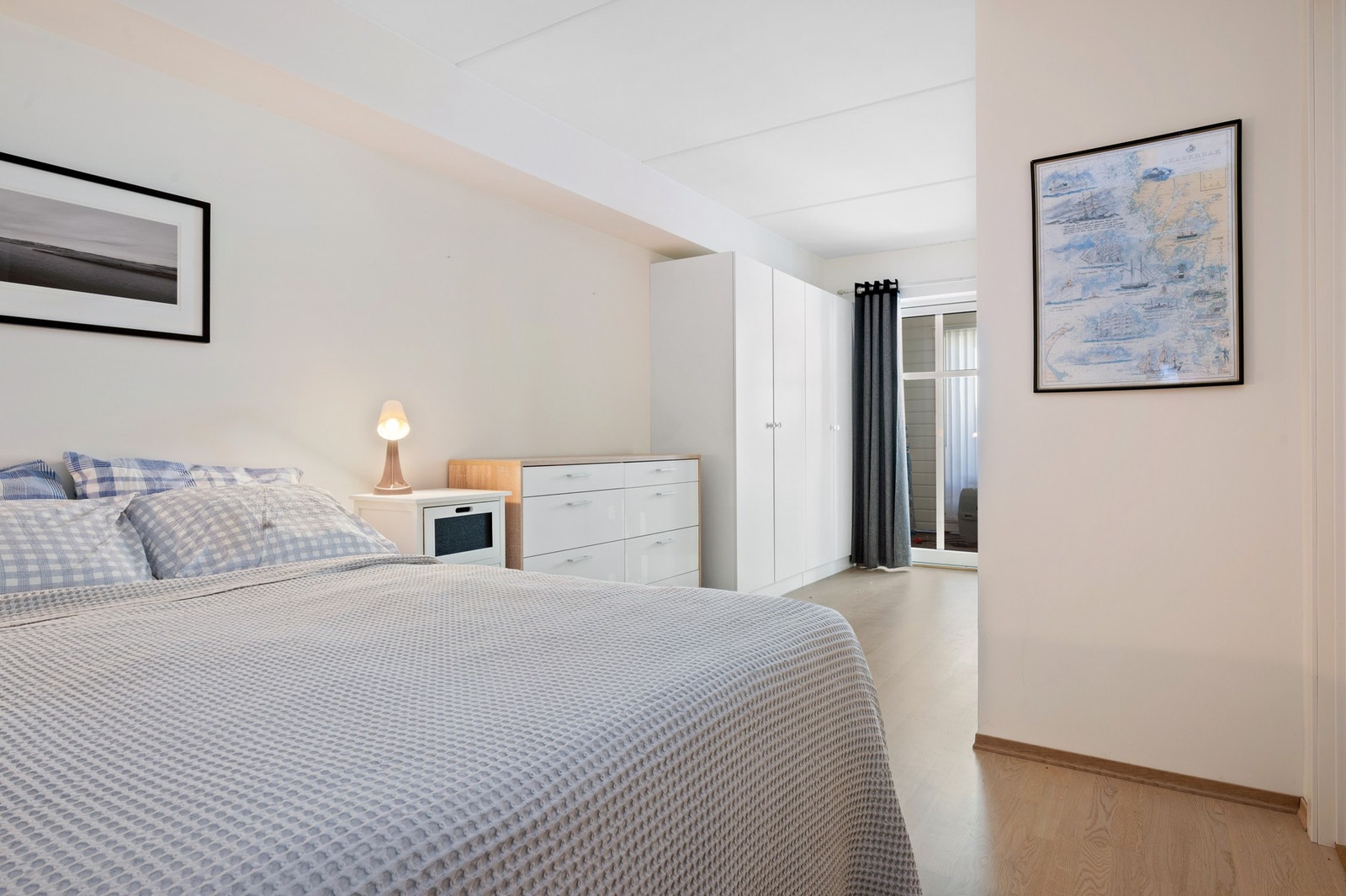 Luftig hovedsoverom med god plass til garderober Galleribilde