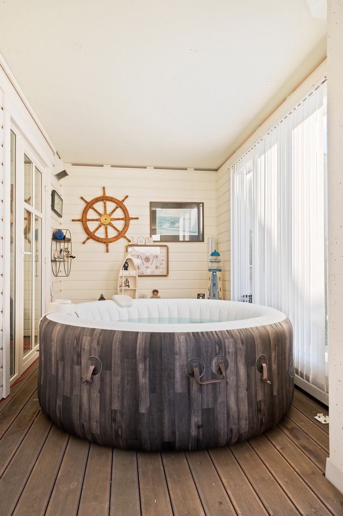 Balkongen under tak (jacuzzi vil bli fjernet) Galleribilde