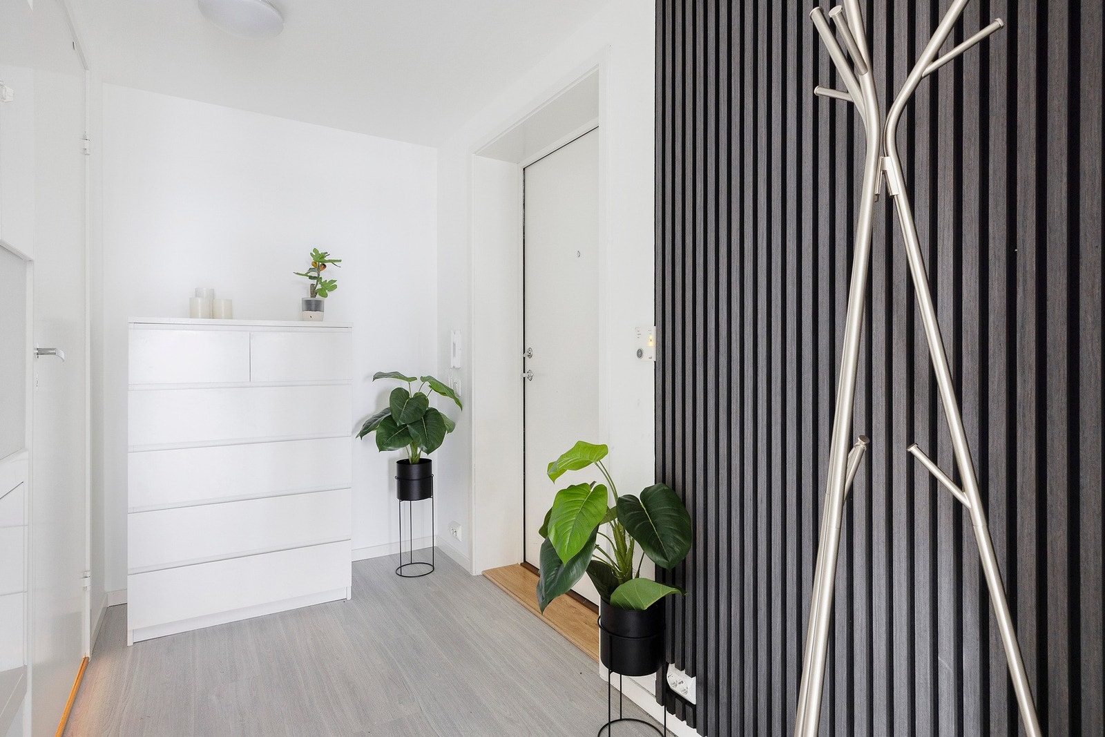 Entré med plass til oppbevaring og et ryddig førsteinntrykk. Galleribilde