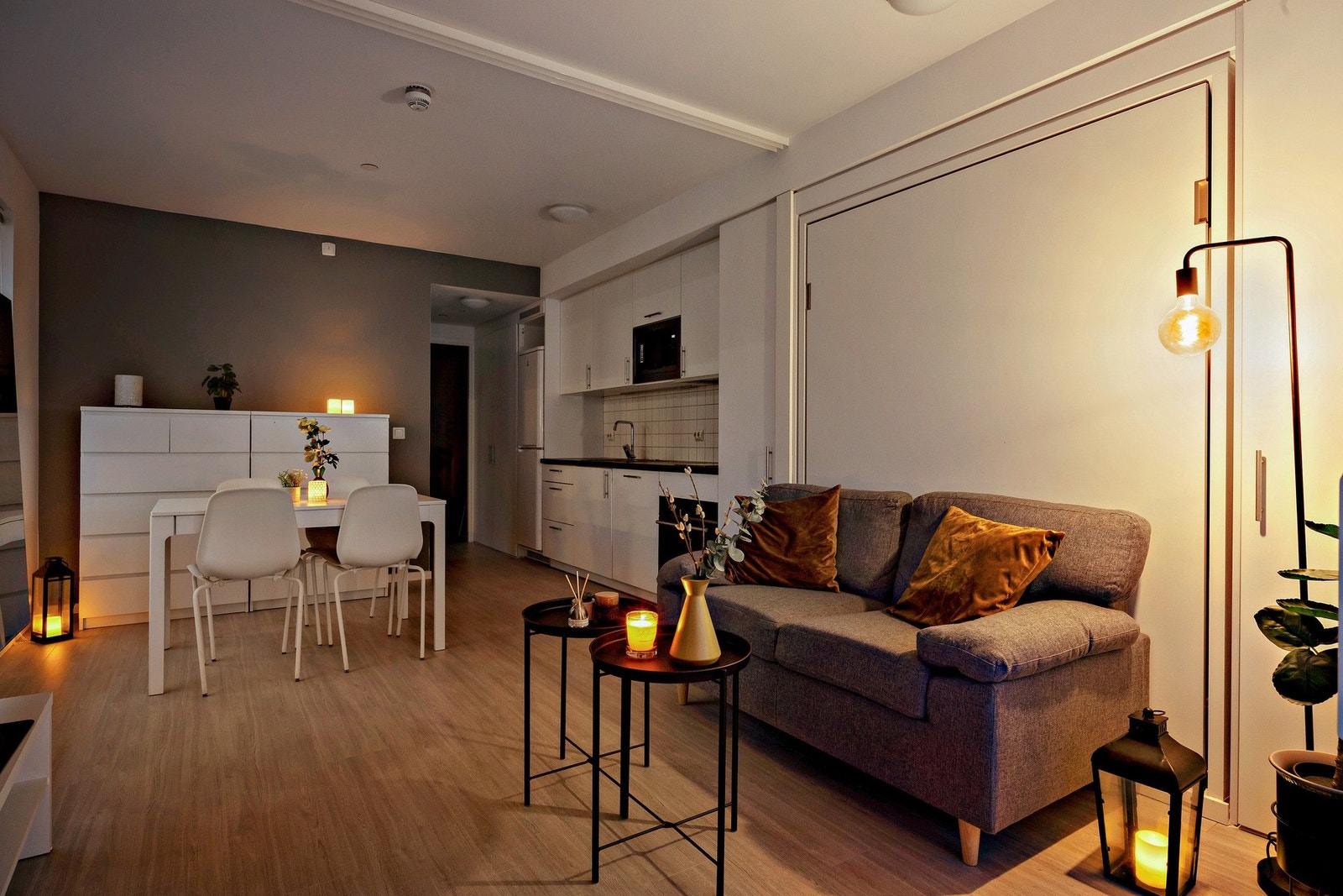 Åpen løsning mellom stue og kjøkken gir en sosial og luftig planløsning. Galleribilde