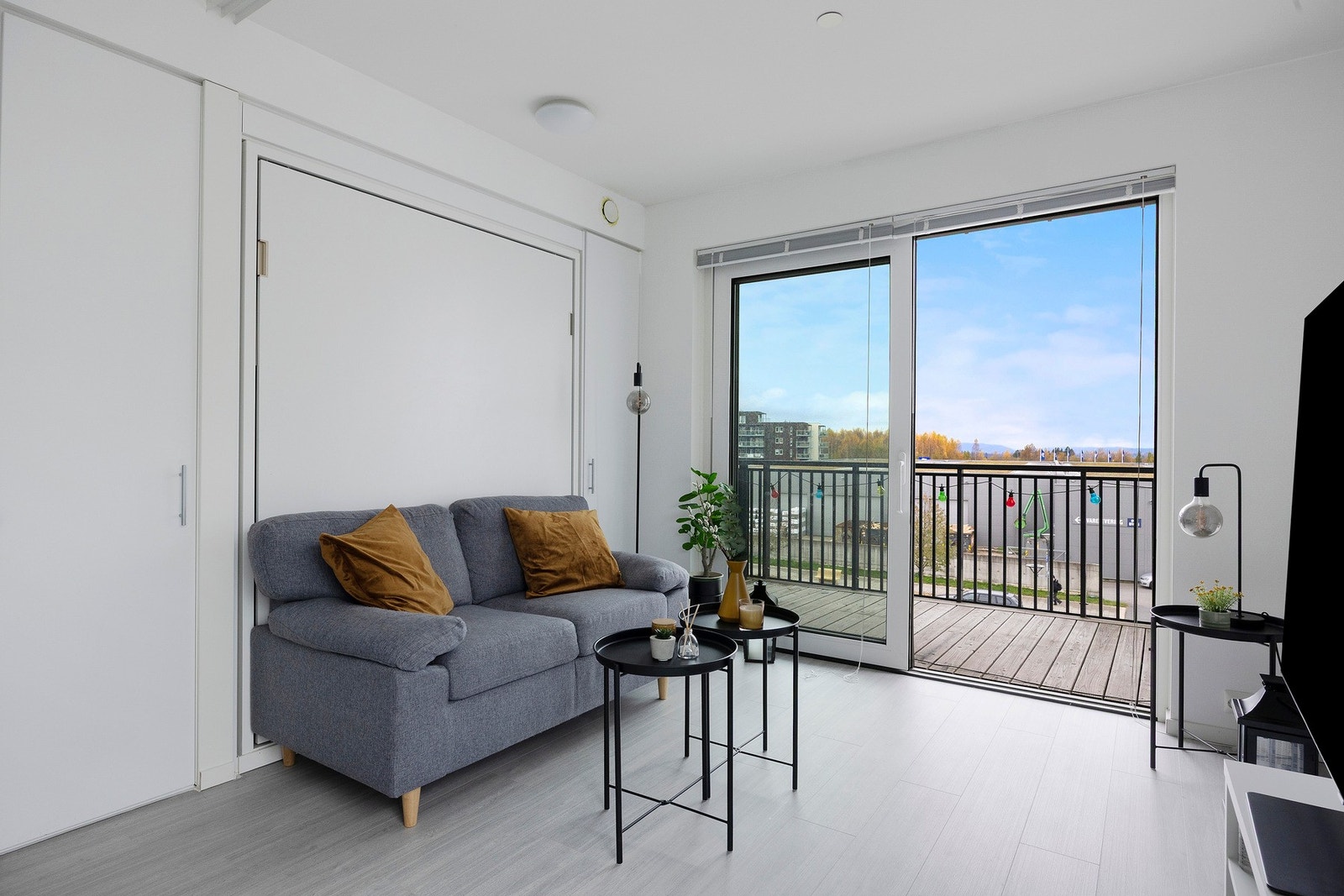 Lys eik parkett og lyse vegger gir en tidsriktig og innbydende stue. Galleribilde