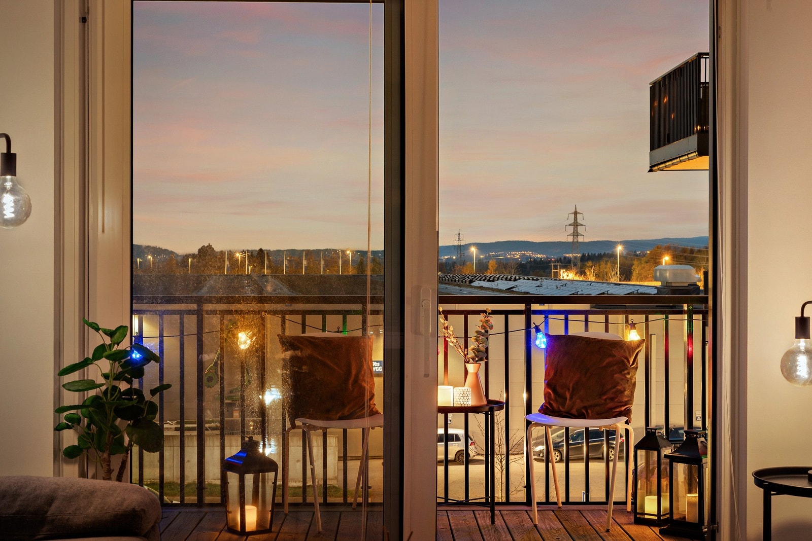 Utsiken fra stuen og ut mot balkongen. Galleribilde