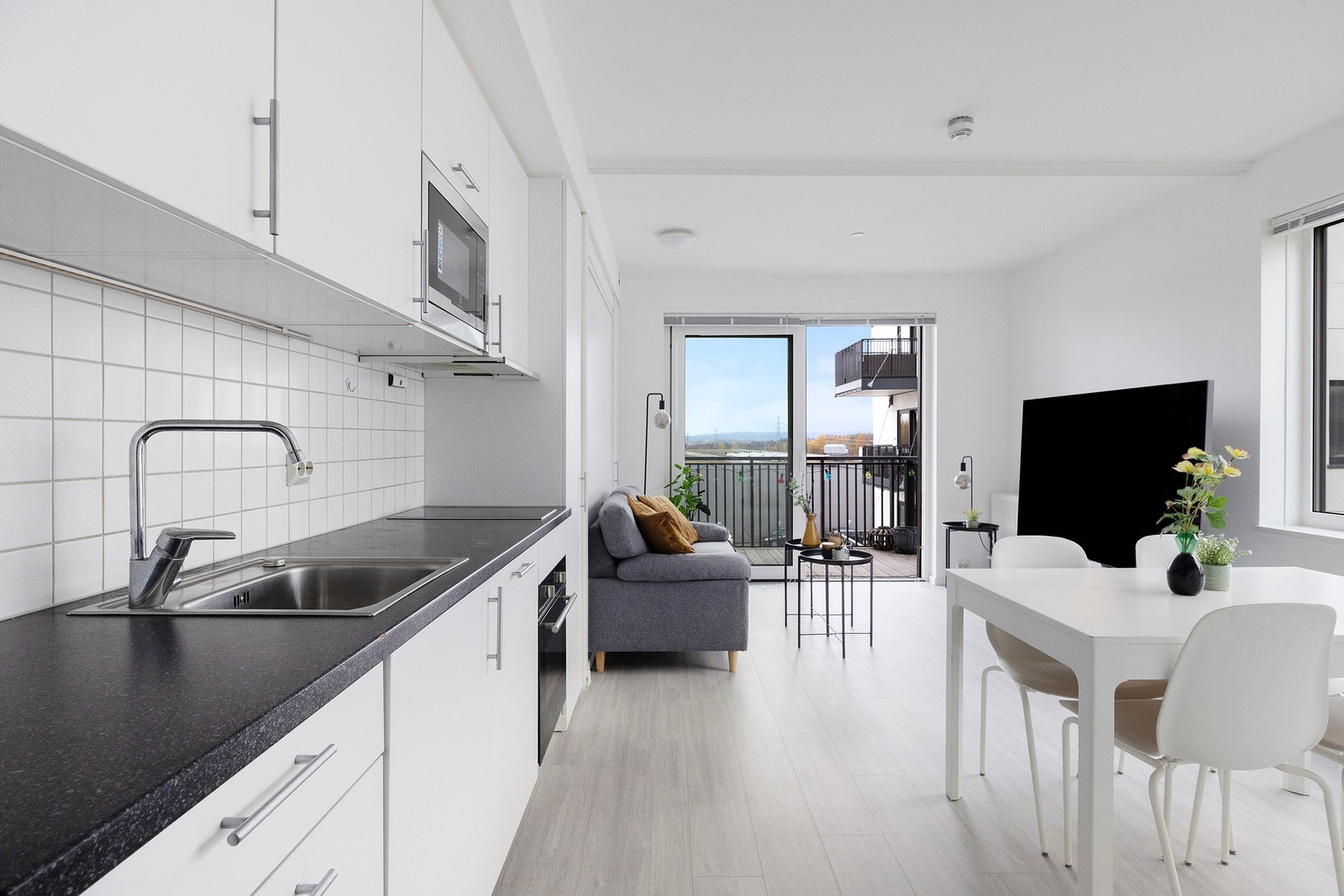 Kjøkkenet har god skap- og benkeplass samt automatisk vannstopp. Galleribilde