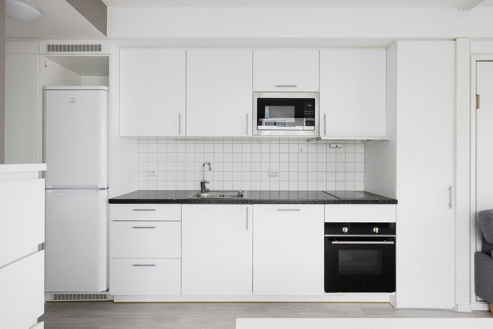 Moderne kjøkken med glatte fronter og integrerte hvitevarer. Galleribilde