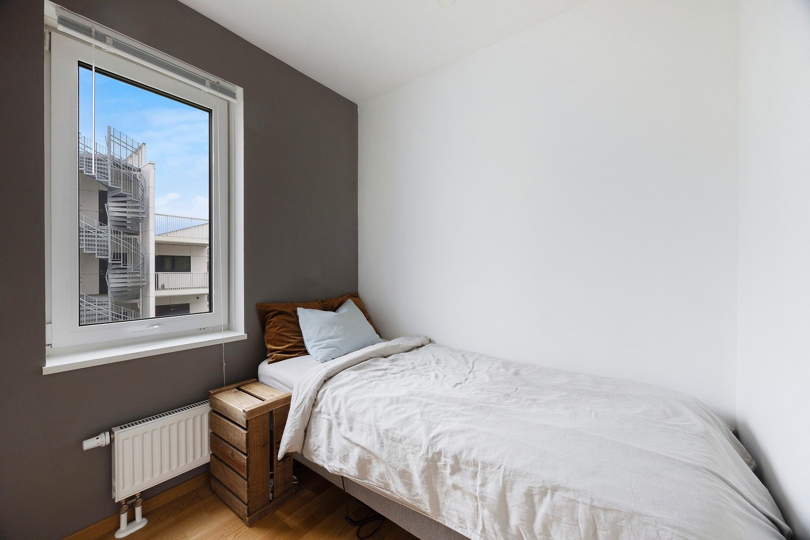 Lyst soverom med plass til dobbeltseng og garderobe. Galleribilde