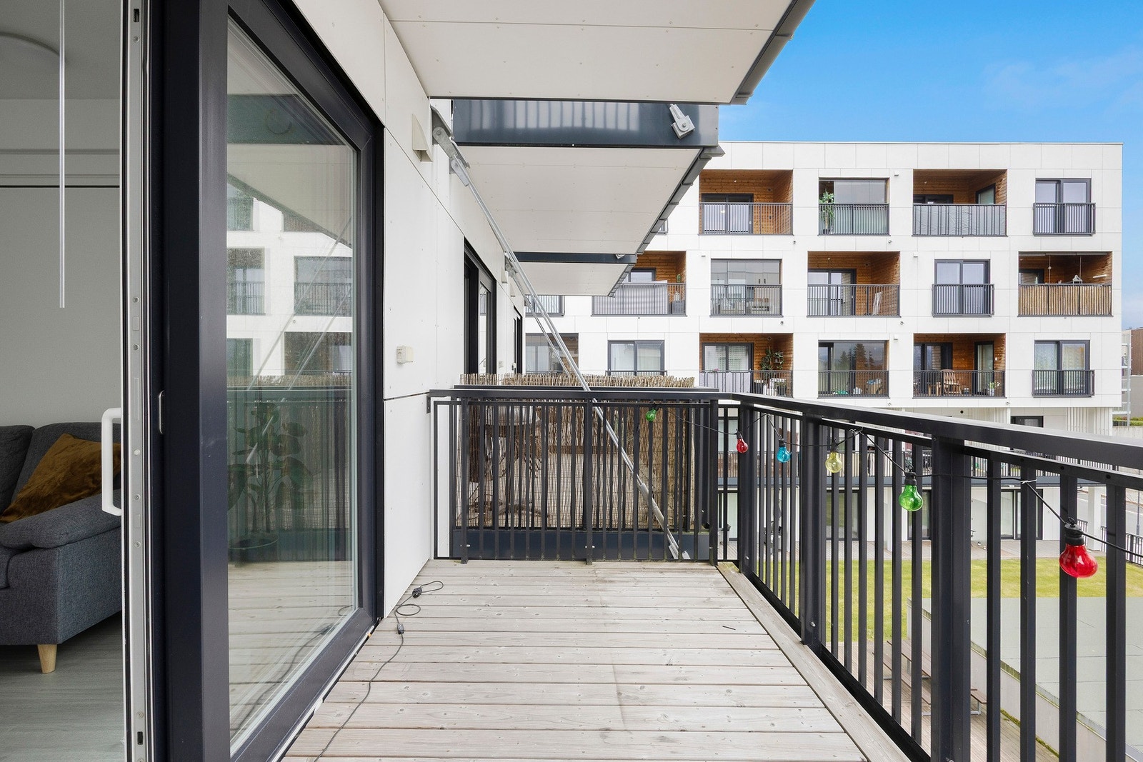 Balkongen vender mot sørvest og byr på solrike ettermiddager. Galleribilde