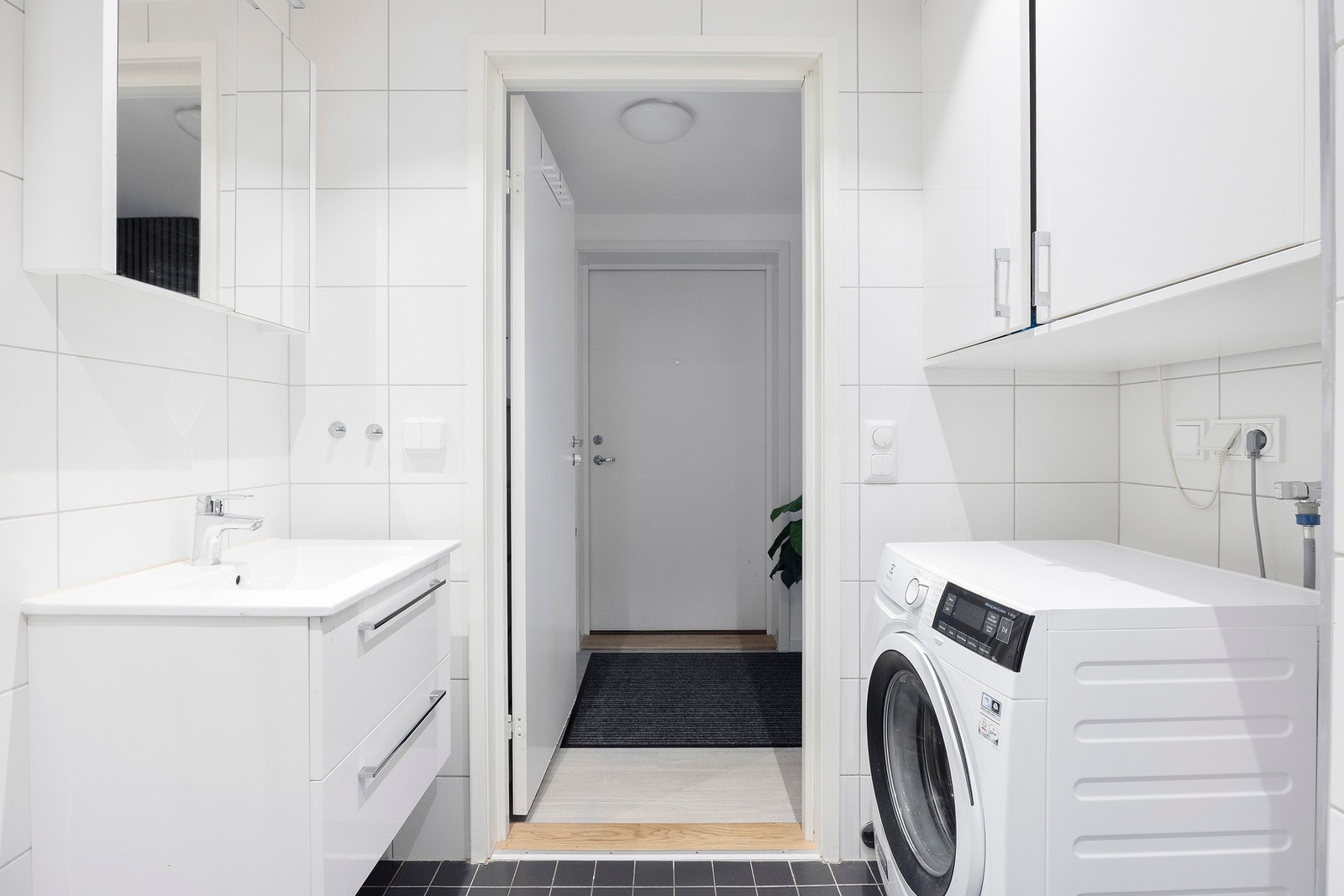 Dusjnisje, servant i innredning og vegghengt toalett gir et rent uttrykk. Galleribilde