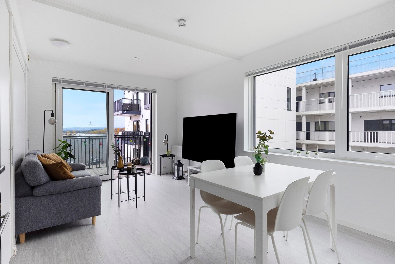 Mellom stue og kjøkken har du godt med plass til et romslig spisebord. Galleribilde