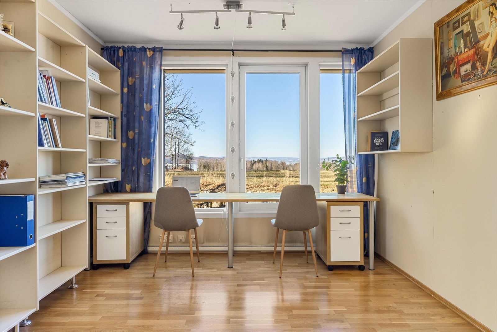 Innenfor spisestua er det et rom som i dag er benyttet som kontor og gjesterom. Også her har du store vinduer som gir godt med lysinnslipp i tillegg til at utsikten kan nytes. Galleribilde