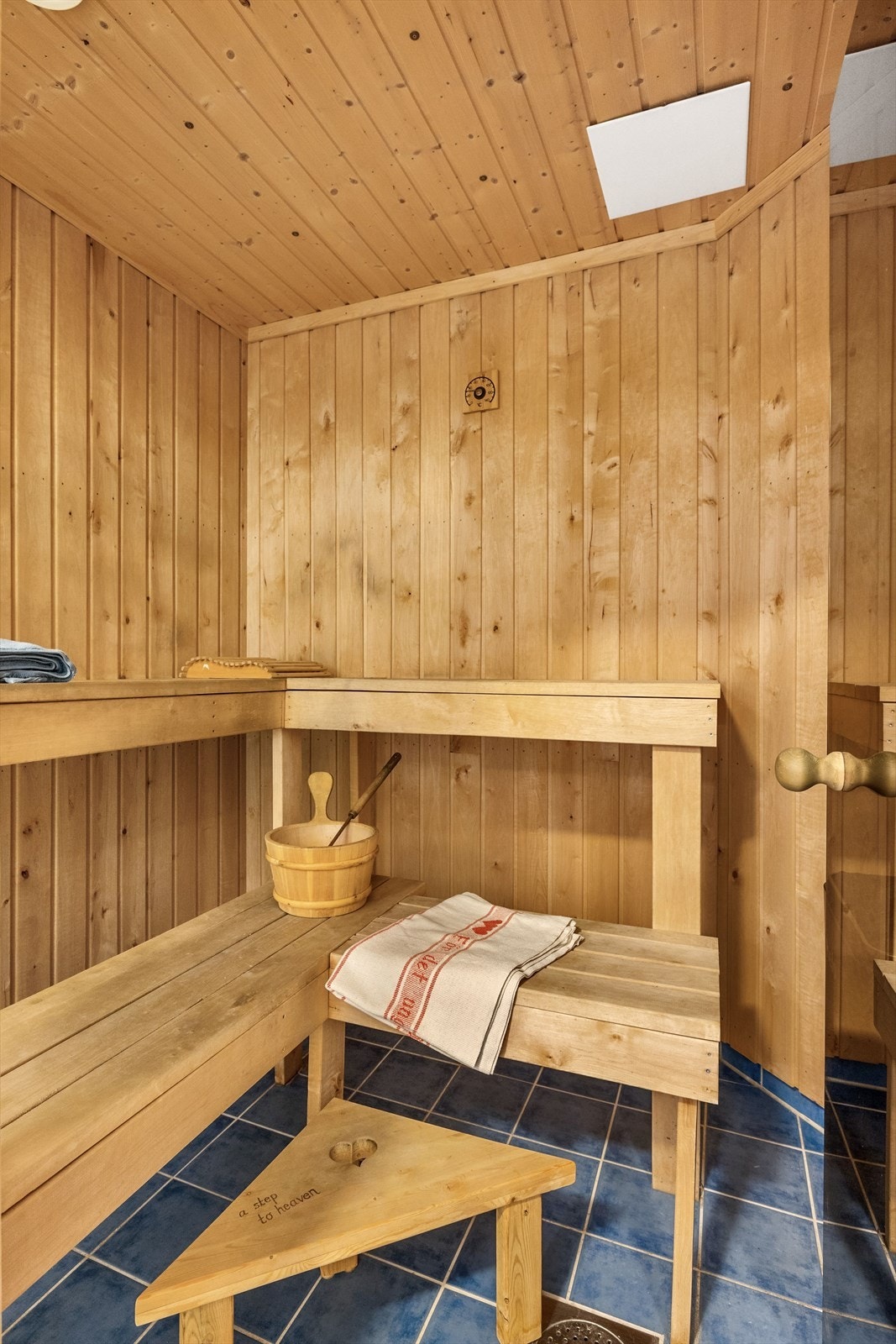 Innenfor badet er det adgang til badstue - det er ikke noe du finner i så mange leiligheter. Galleribilde