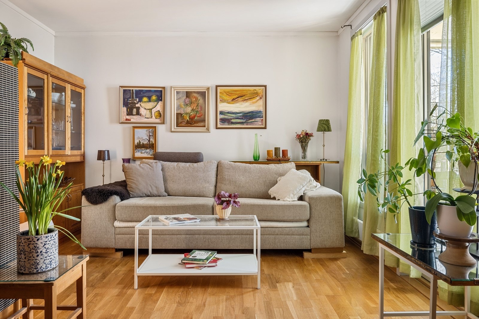 I stua er det plass til sofagruppe og andre ønskelige møbler. Galleribilde