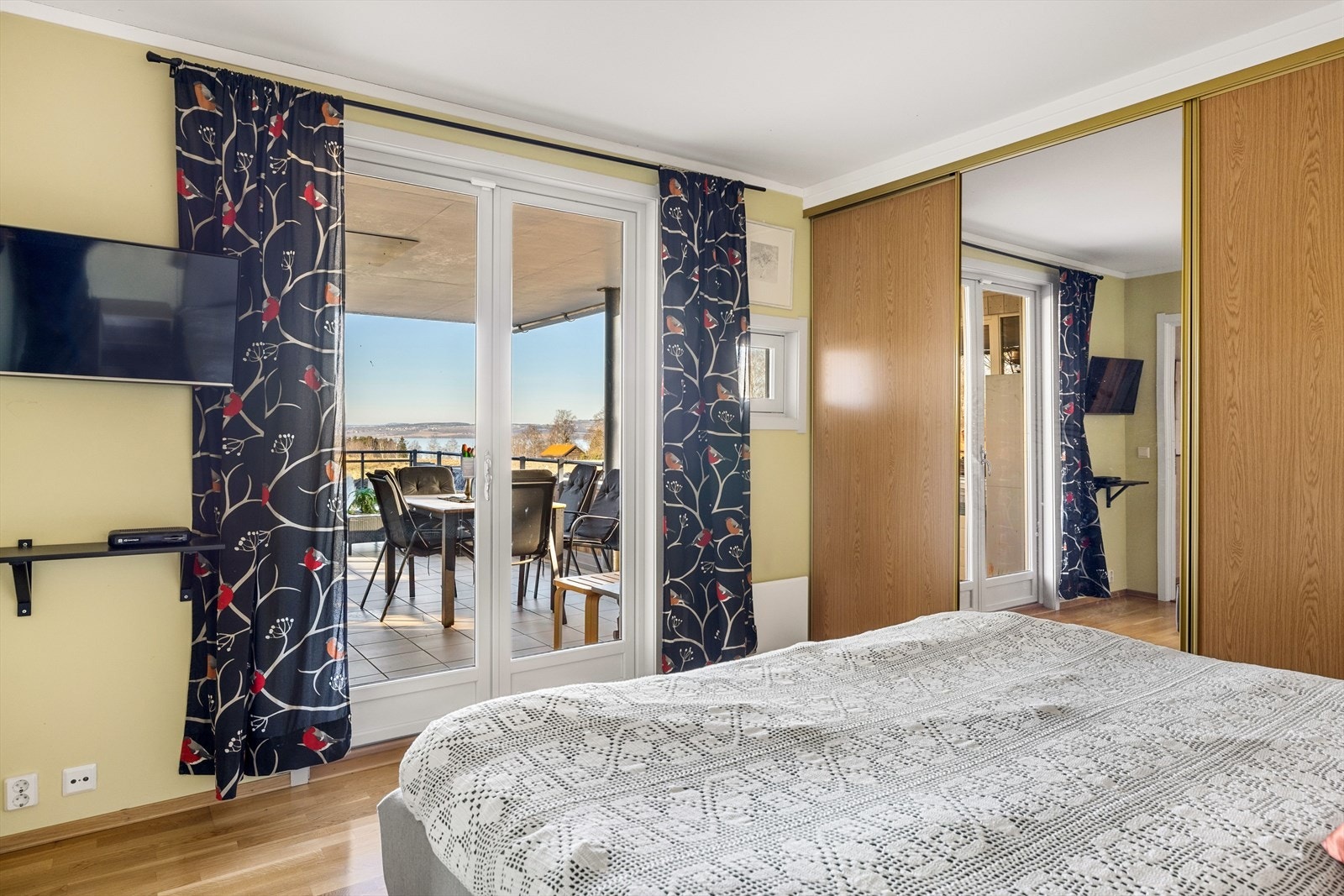 Fra rommet er det utgang til den nord- vestvendte terrassen. Galleribilde