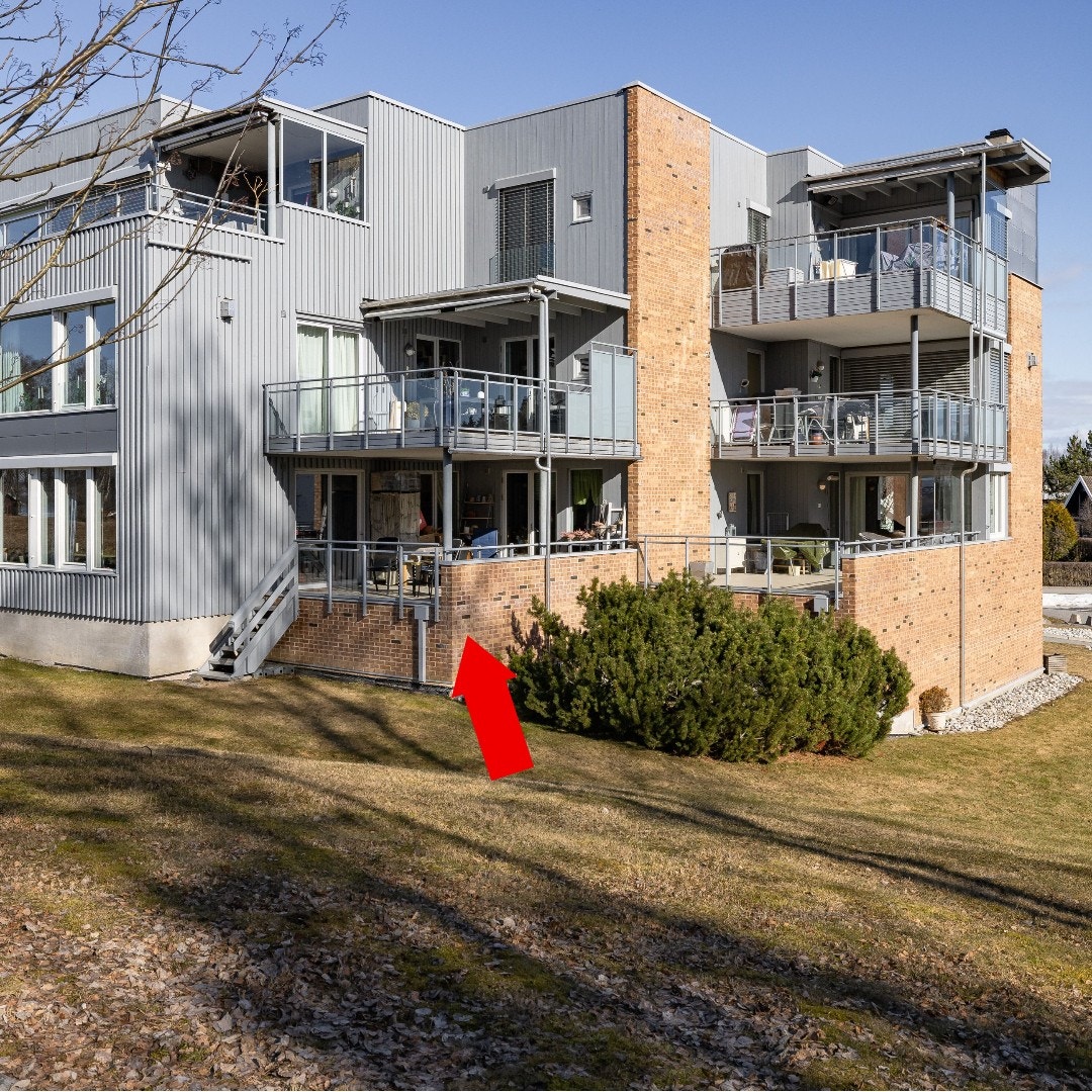 Den andre terrassen er også overbygd og har trapp ned til hagen. Galleribilde