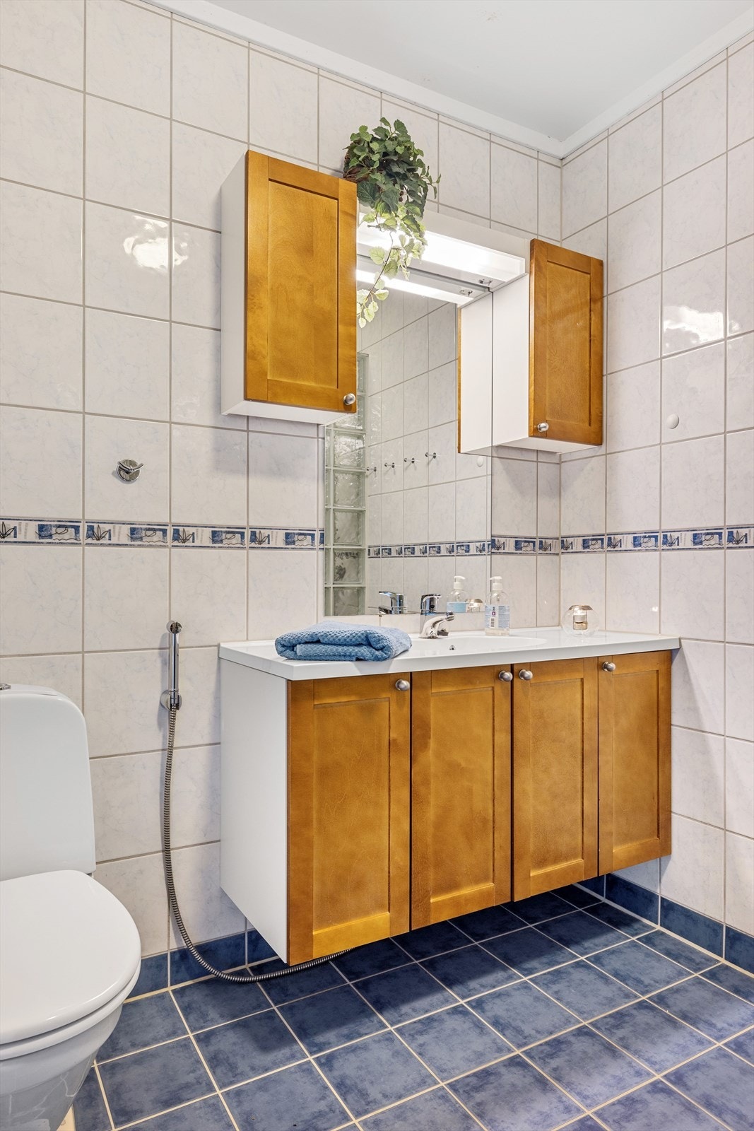 Det er innredet med en romslig baderomsinnredning med heldekkende servant med ett-greps blandebatteri og gulvmontert toalett. Galleribilde