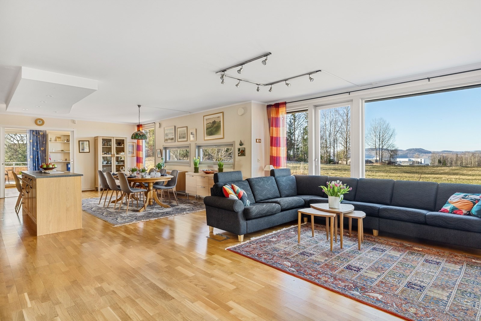 Leiligheten ligger i byggets 1. etasje og har har store vinduer med flott utsyn over åkerlandskap. Det gir også lite innsyn. Galleribilde