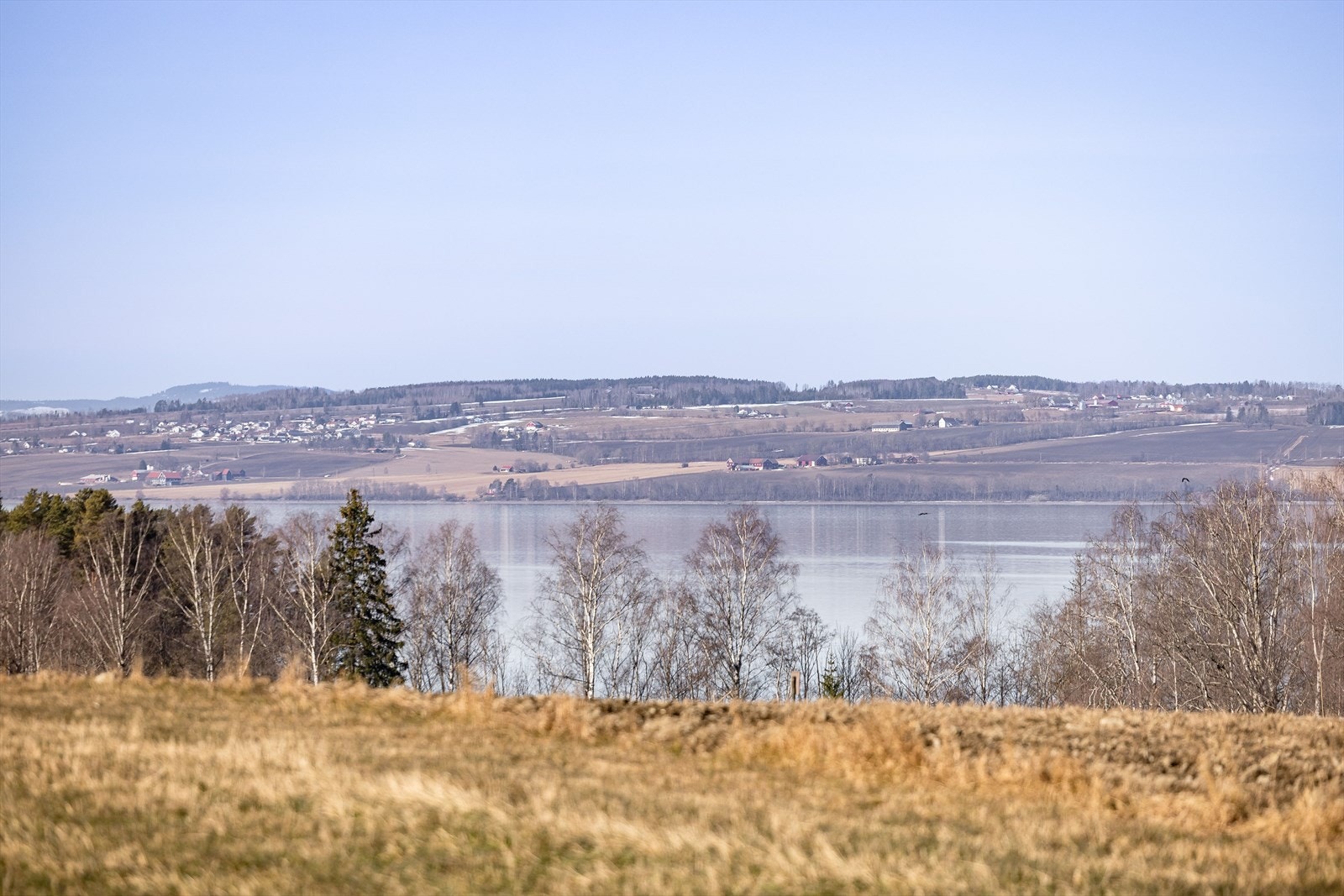 Det er heller ikke lange veien fra leiligheten og ned til Mjøsa hvor det er fine bade- og båtmuligheter. Galleribilde