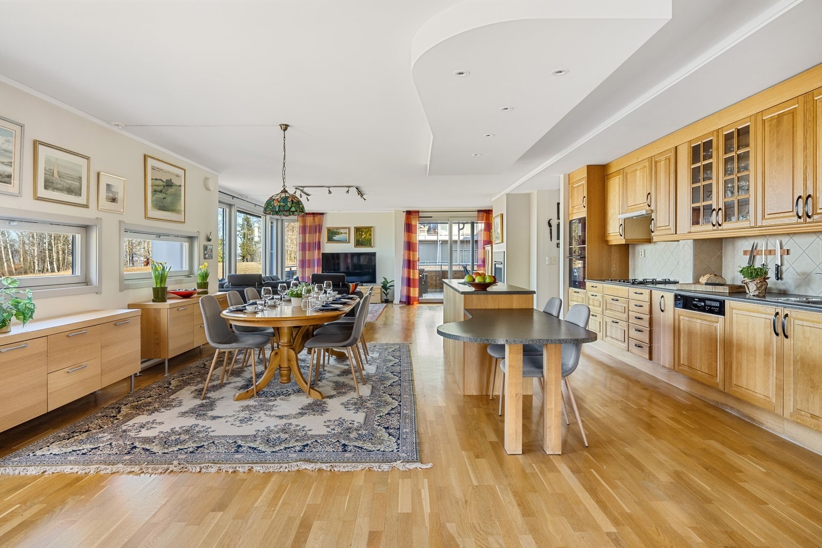 Velkommen til denne særdeles store og fine leiligheten Kvalebruvegen 5! Galleribilde