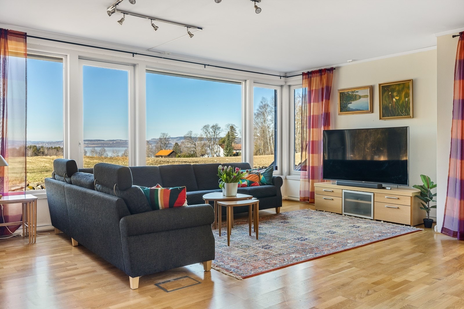 Om du ikke vil se på TV kan man nyte den herlige utsikten via de store vinduene. Galleribilde