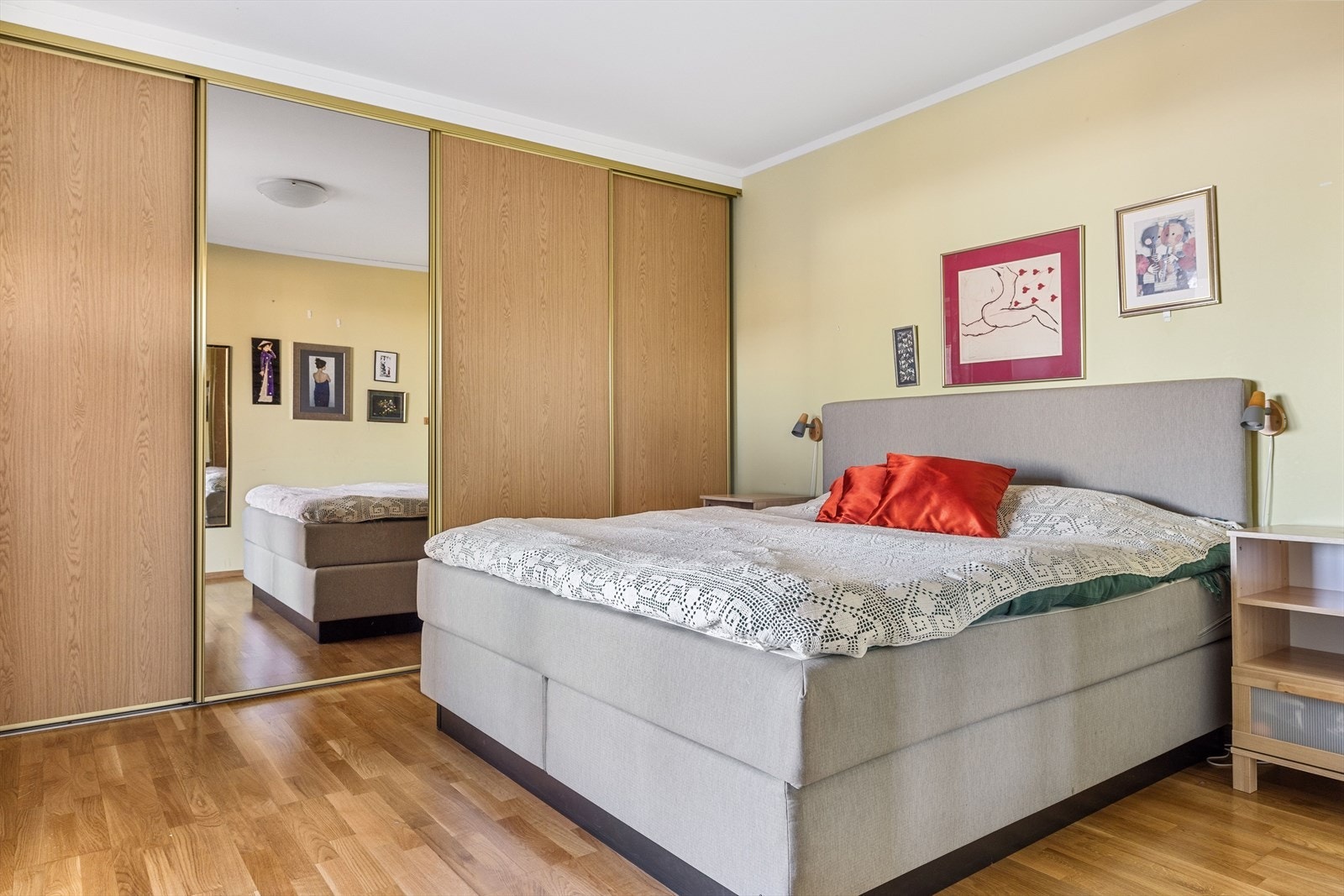 Leiligheten har flere rom som kan brukes som soverom, alt ettersom hvilket behov du har. Bruker du hele leiligheten selv kan leiligheten enkelt innredes med 4-5 soverom. Dette er fra hovedsoverommet i hoveddelen. Galleribilde