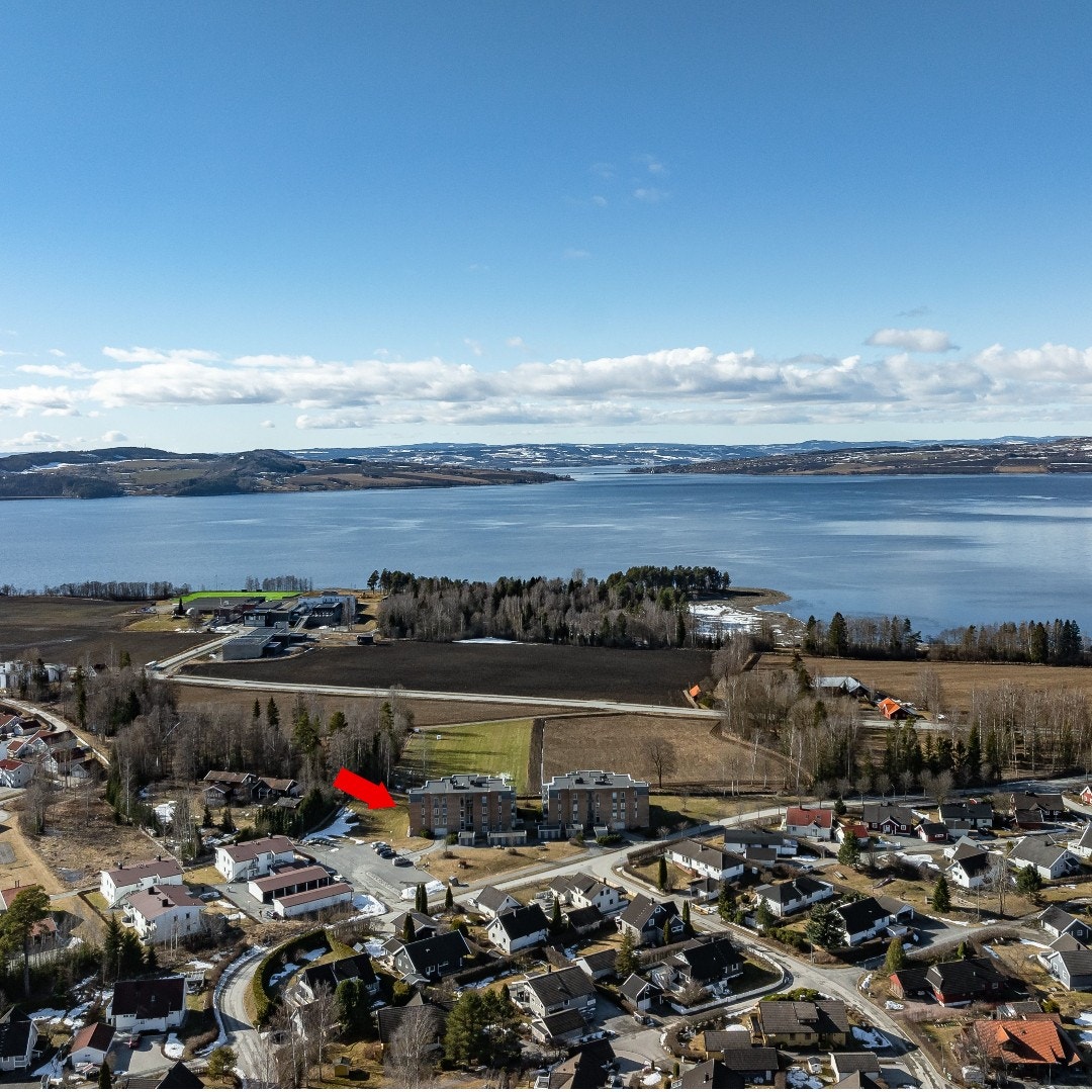 Det er kort vei ned til HIAS-stranda hvor det er fine bademuligheter i sommerhalvåret. Galleribilde