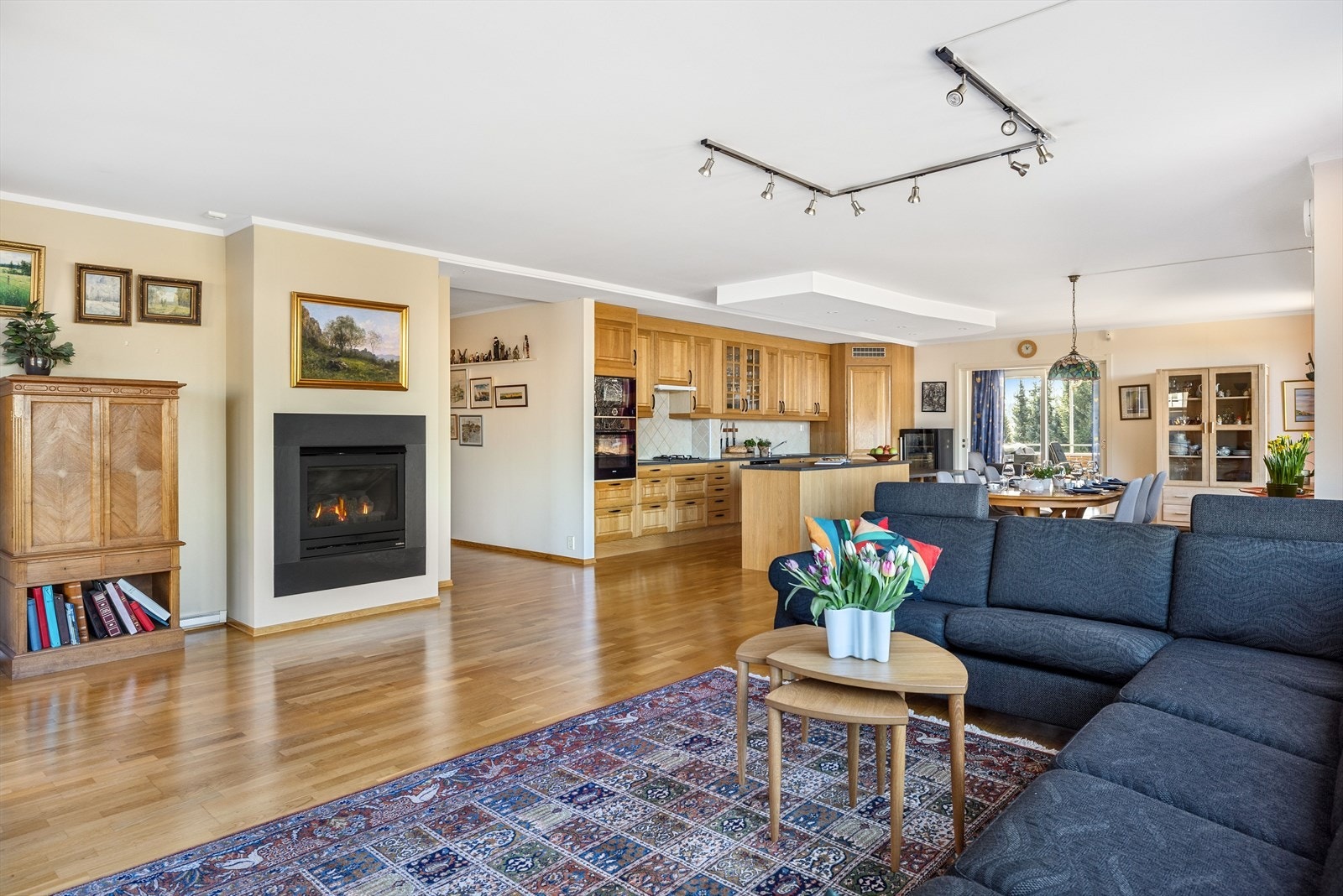 I tillegg til den romslige sofagruppen er det også god plass for andre ønskelige stuemøbler. Galleribilde