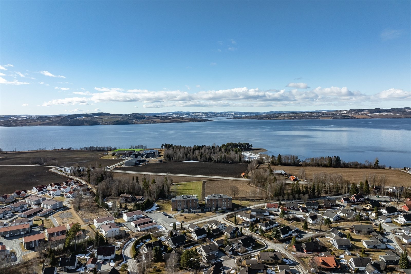 Borettslaget ligger i Sandvika i Ottestad, et område bestående av leilighetsbygg og eneboliger, samt landbruksarealer. Galleribilde