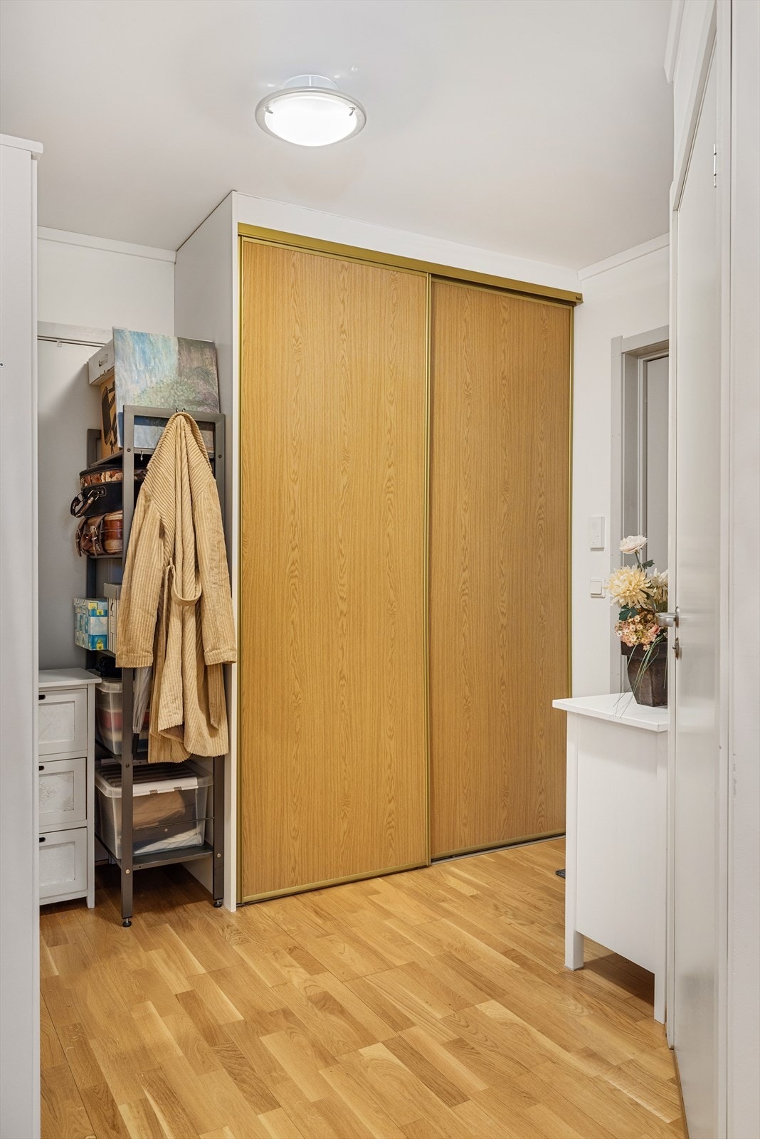 Vi beveger oss inn i utleiedelen. Denne delen av leiligheten har intern adkomst fra hovedelen, men også egen inngang fra fellesgang, slik at man kan være helt adskilt. Dette gjør at bruken av leiligheten kan tilpasses ditt behov. Galleribilde