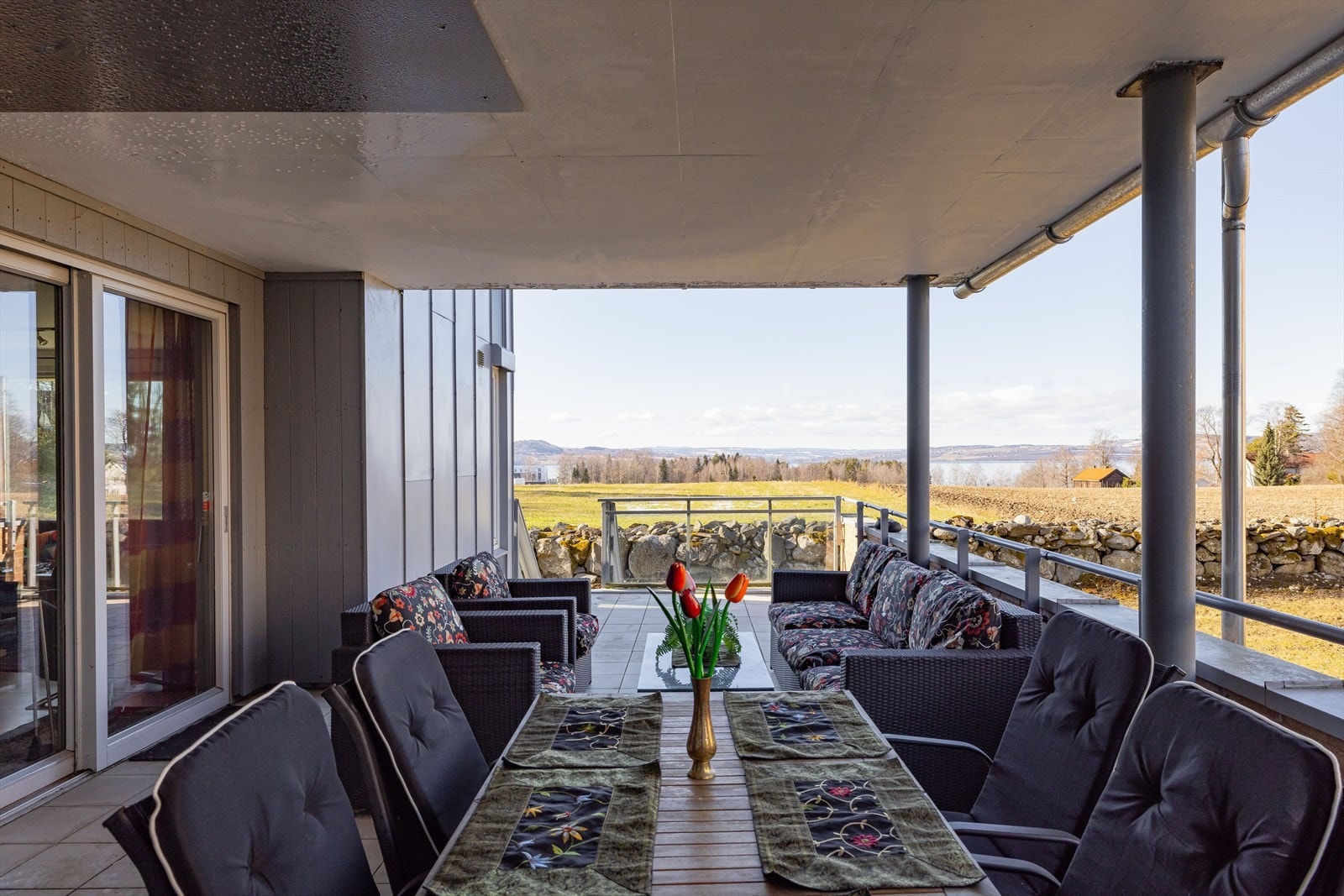 Lun terrasse med fantastisk utsyn og utsikt i tillegg til lite innsyn. Galleribilde