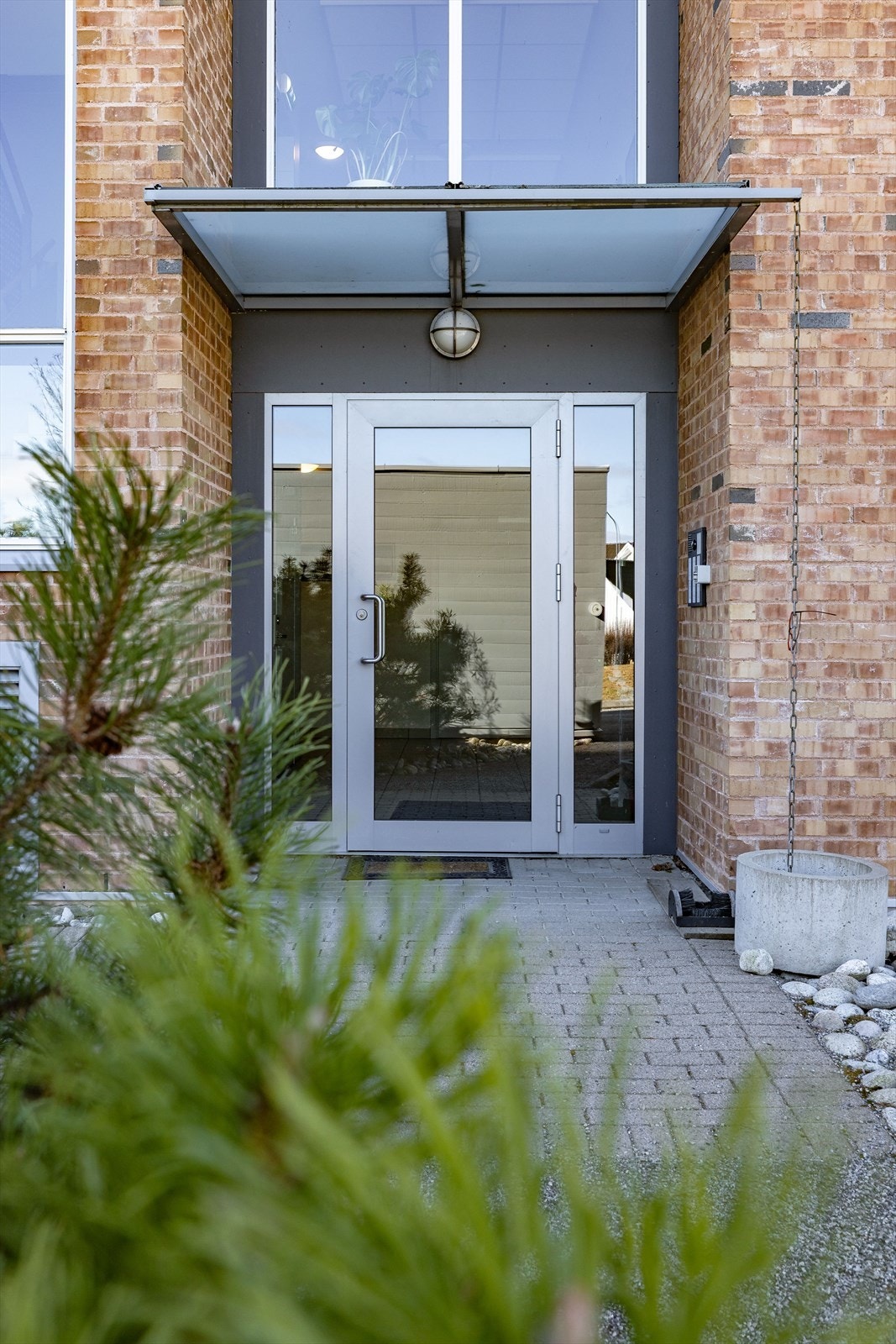 Hyggelig felles inngangsparti i byggets underetasje. Galleribilde