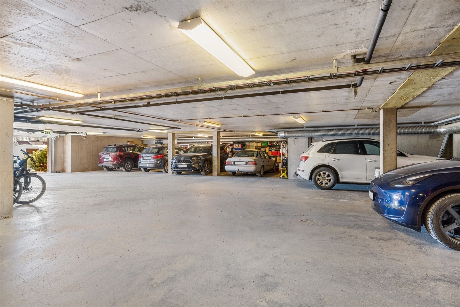 Leiligheten disponerer to parkeringsplasser i felles garasjekjeller. Disse ligger til høyre i bildet. Galleribilde