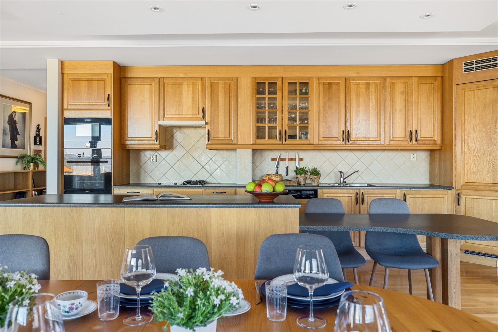 Kjøkkenet har integrerte hvitevarer som mikrobølgeovn og stekeovn i høyskap, oppvaskmaskin i underskap og koketopp med både elektriske plater og gass. Galleribilde