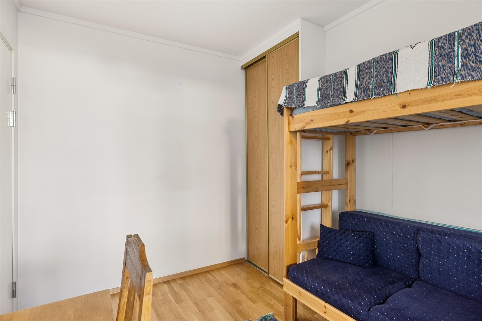 Her er det også en praktisk skyvedørsgarderobe. Galleribilde