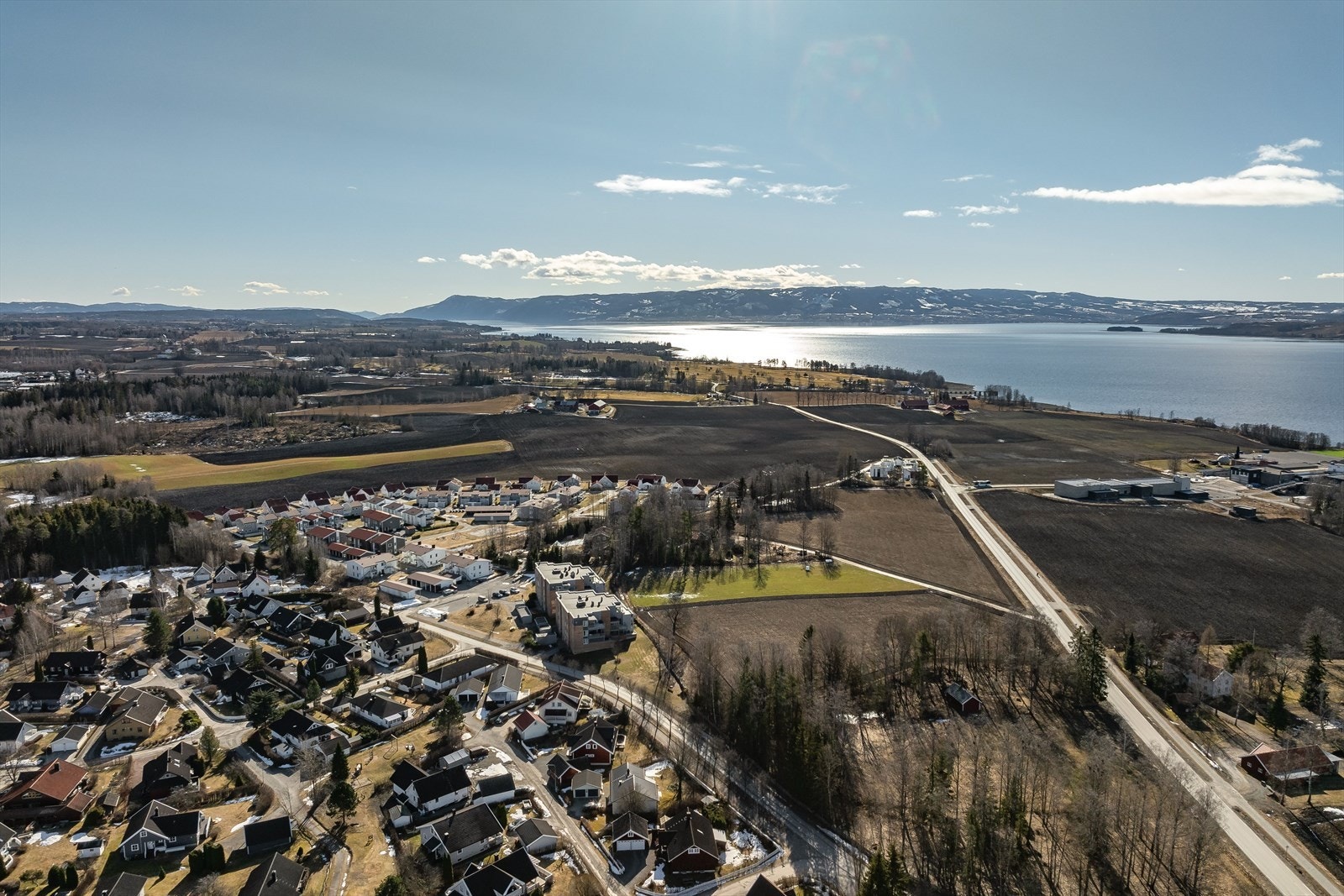 Fra leiligheten er det flotte turområder utover i Stange Vestbygd hvor du kommer til flere gårder med serveringssteder, spesielt i sommerhalvåret. Galleribilde