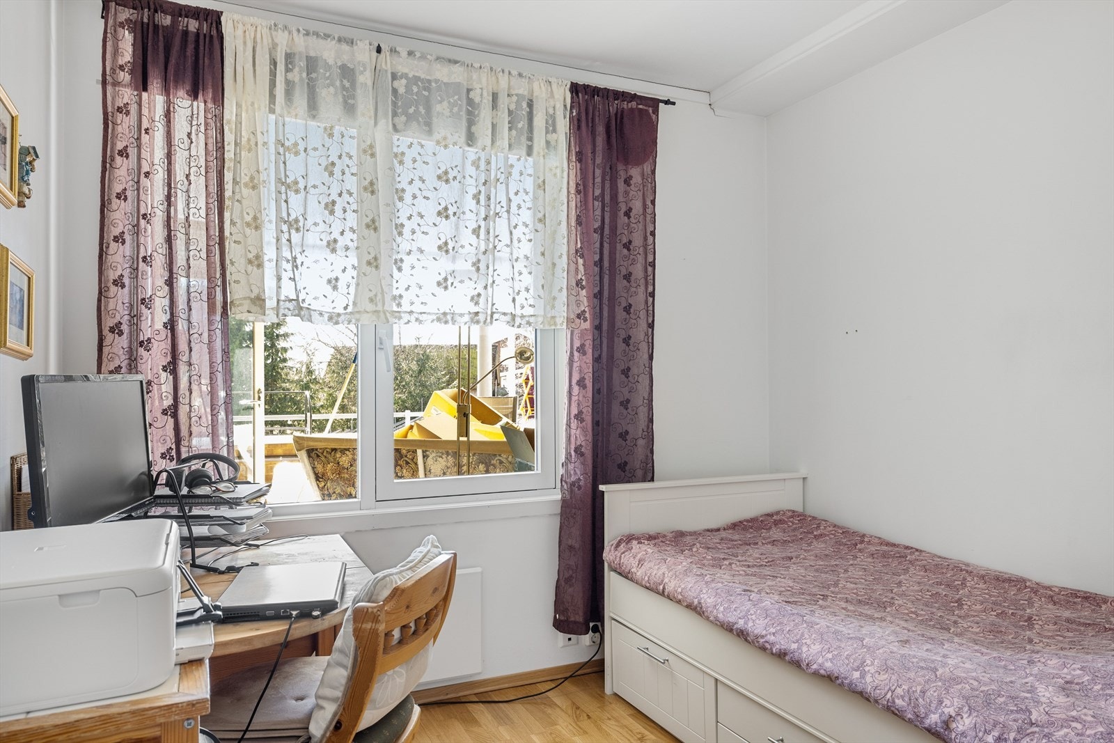 Utleiedelen har ett soverom med plass til seng og tilhørende nattbord. Galleribilde