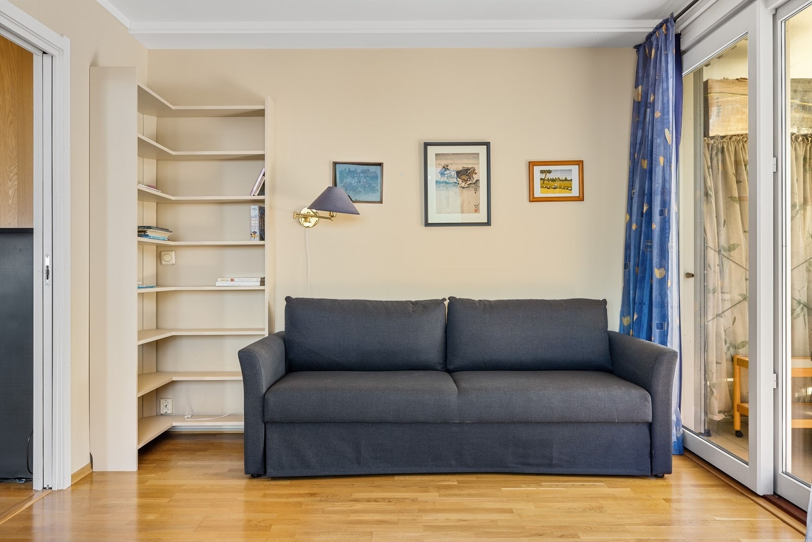 Rommet kan lukkes av med skyvedører ut mot spisestua. Til høyre har du utgang til terrassen mot sør. Galleribilde