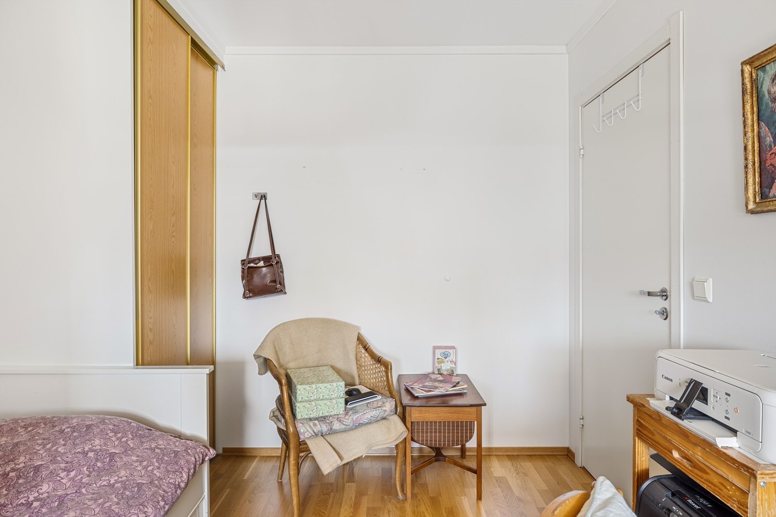 Det er også en integrert skyvedørsgarderobe på rommet Galleribilde