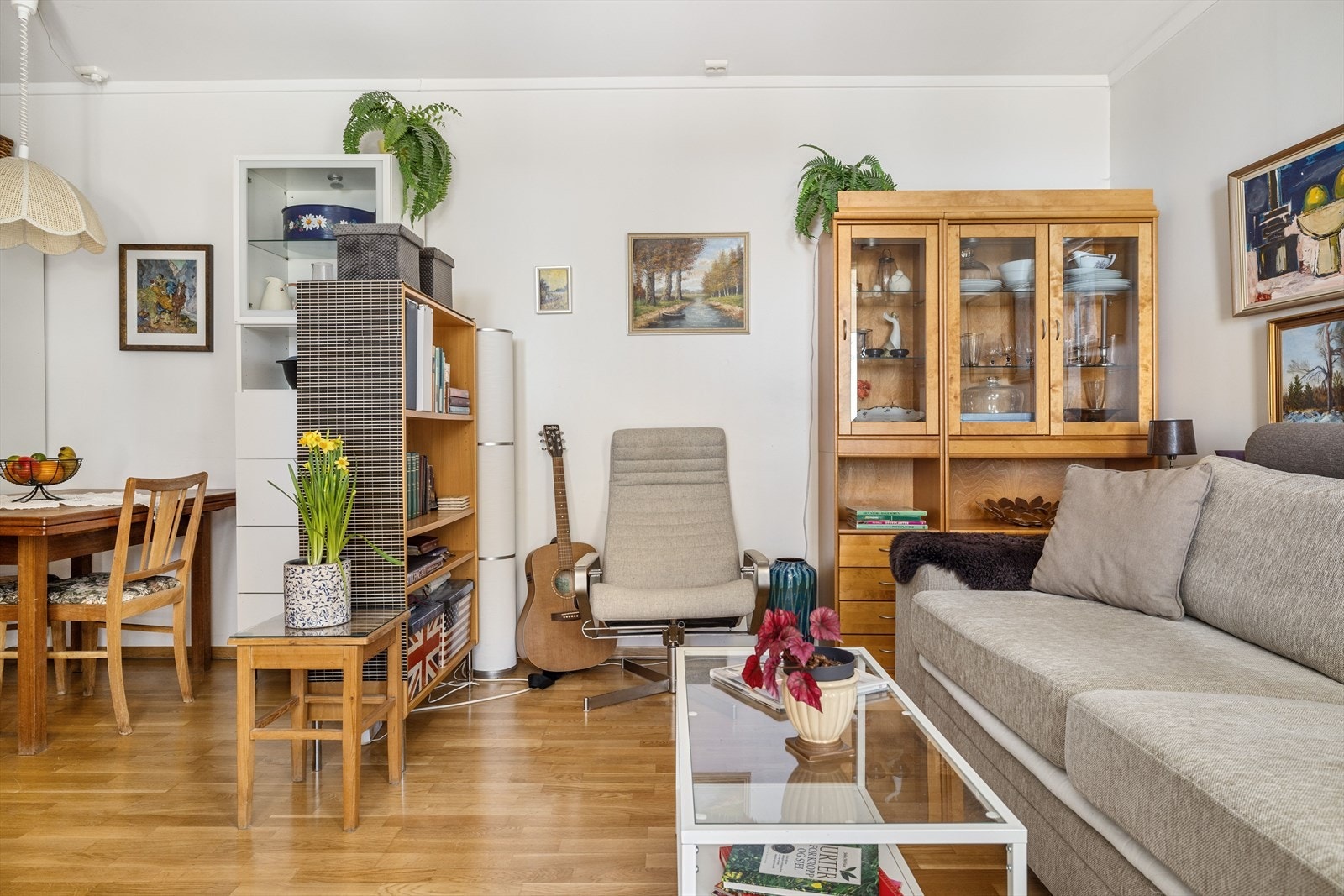 Stua er lys og fin, med store vindusflater og hvitmalte vegger. På gulvet er det parkett, som i øvrige oppholdsrom i hele leiligheten. Galleribilde