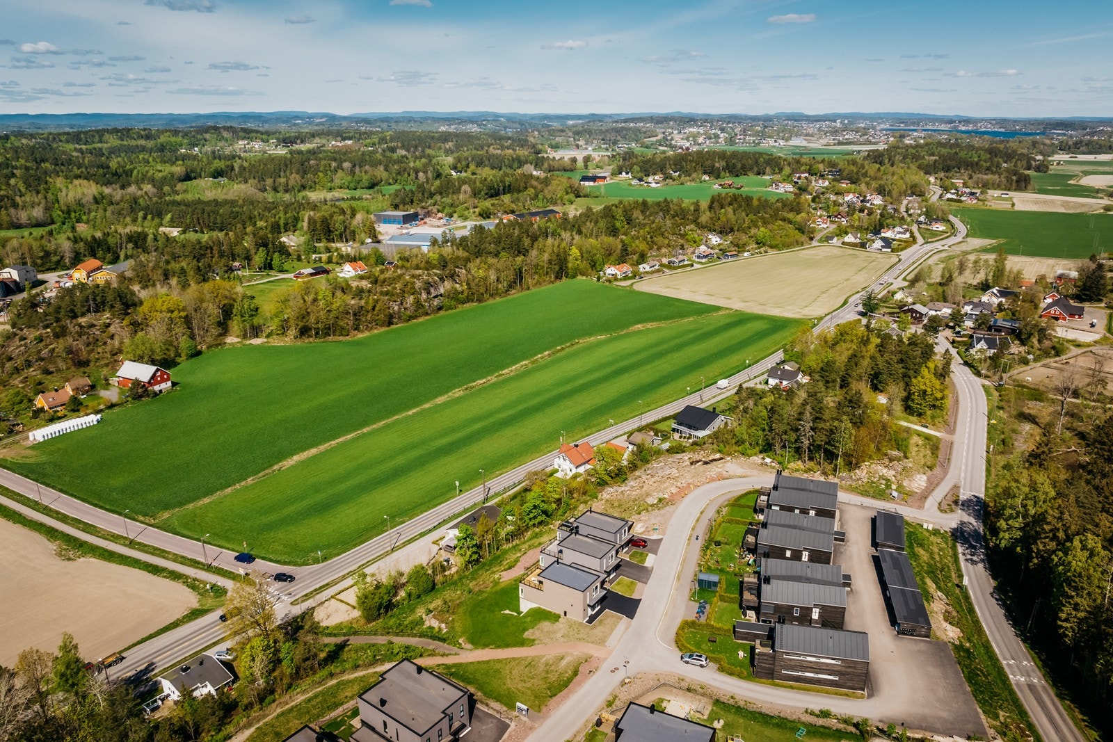 Sykkel -og gangvei også til Kjøpmannskjær med dagligvareforetning, stor båthavn og bademuligheter. Galleribilde