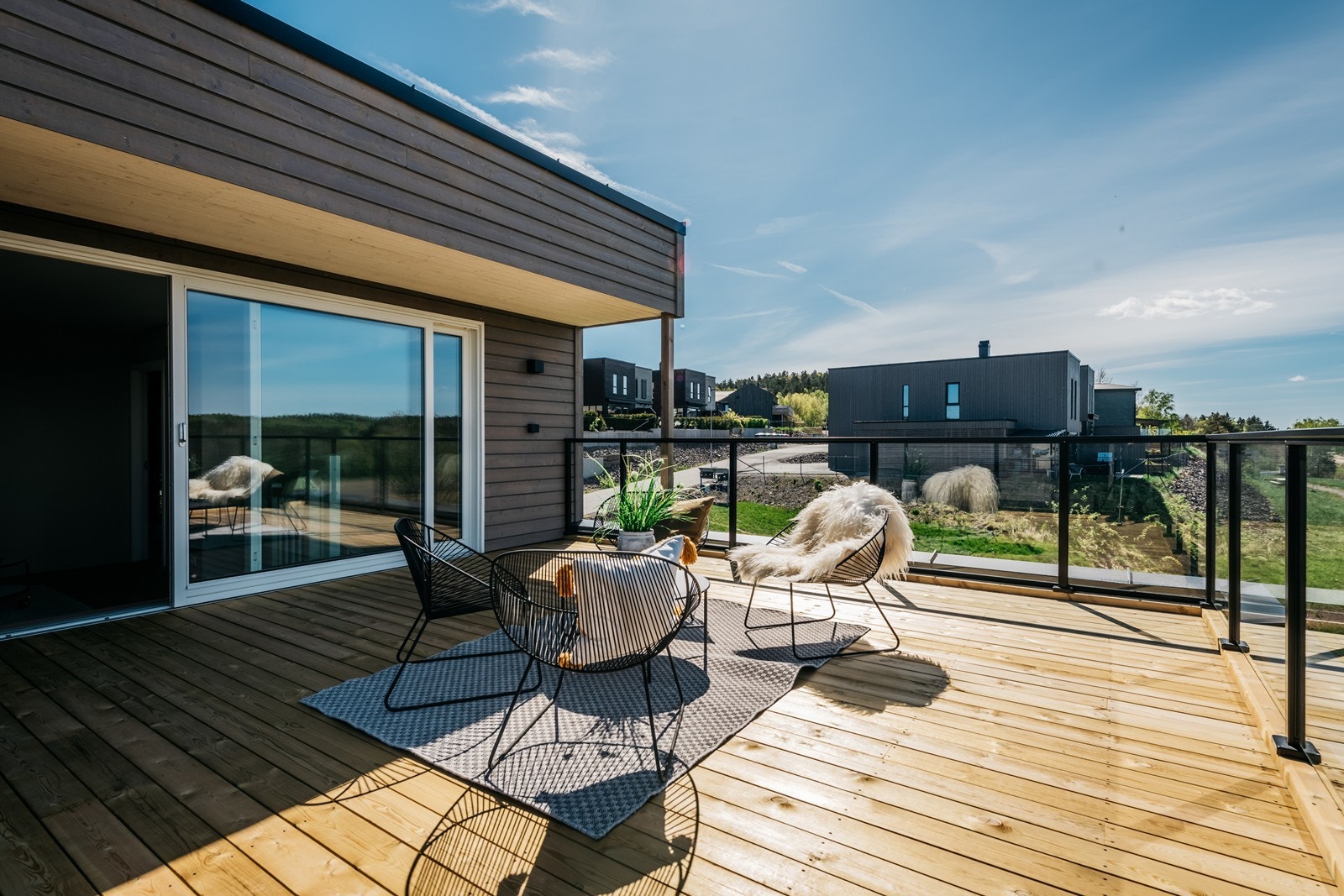 Her er det rikelig med plass til både hverdag og fest, morgenkaffe og sommerkvelder. Galleribilde