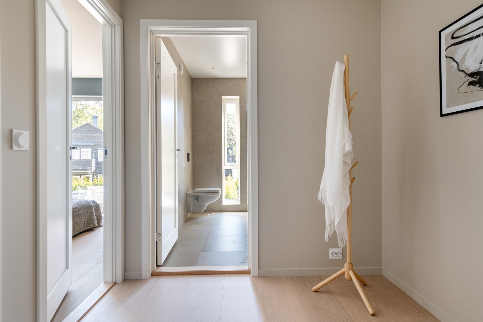 Boligen er nyoppført og delikat innredet med gjennomtenkt eksteriør og interiør og byr på en familievennlig planløsning over tre plan. Galleribilde