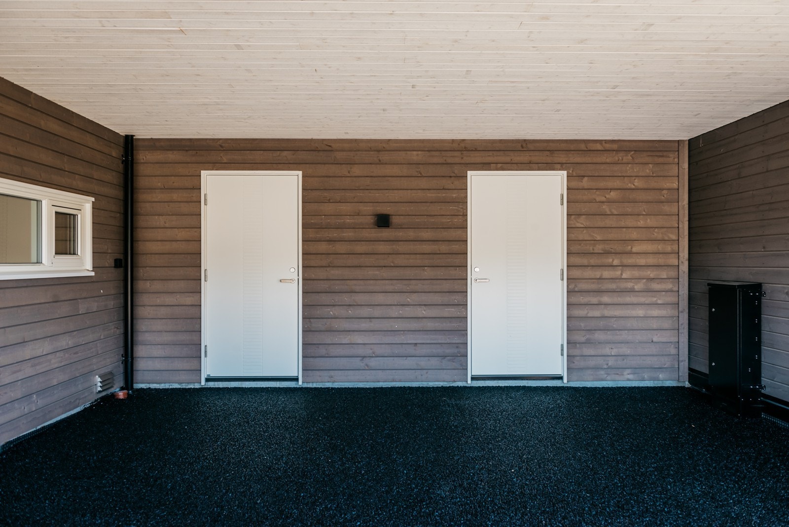 Parkering i dobbel carport med tilgang til sportsbod. Galleribilde