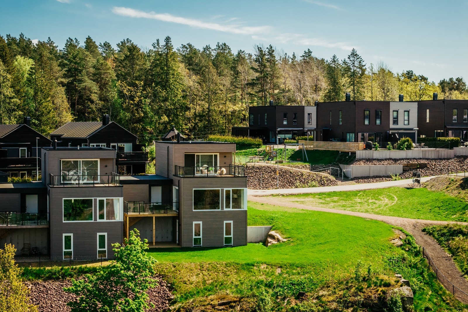 En nyoppført enebolig i kjede med 4 sov, 3 bad og to stuer. Boligen har dobbel carport, samt en terrasse med sen kveldssol. Galleribilde