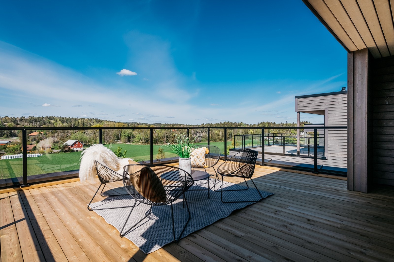 Boligen har en stilren utforming og moderne design som gir et svært godt totalinntrykk. Meget funksjonell planløsning som passer perfekt for en familie. Galleribilde