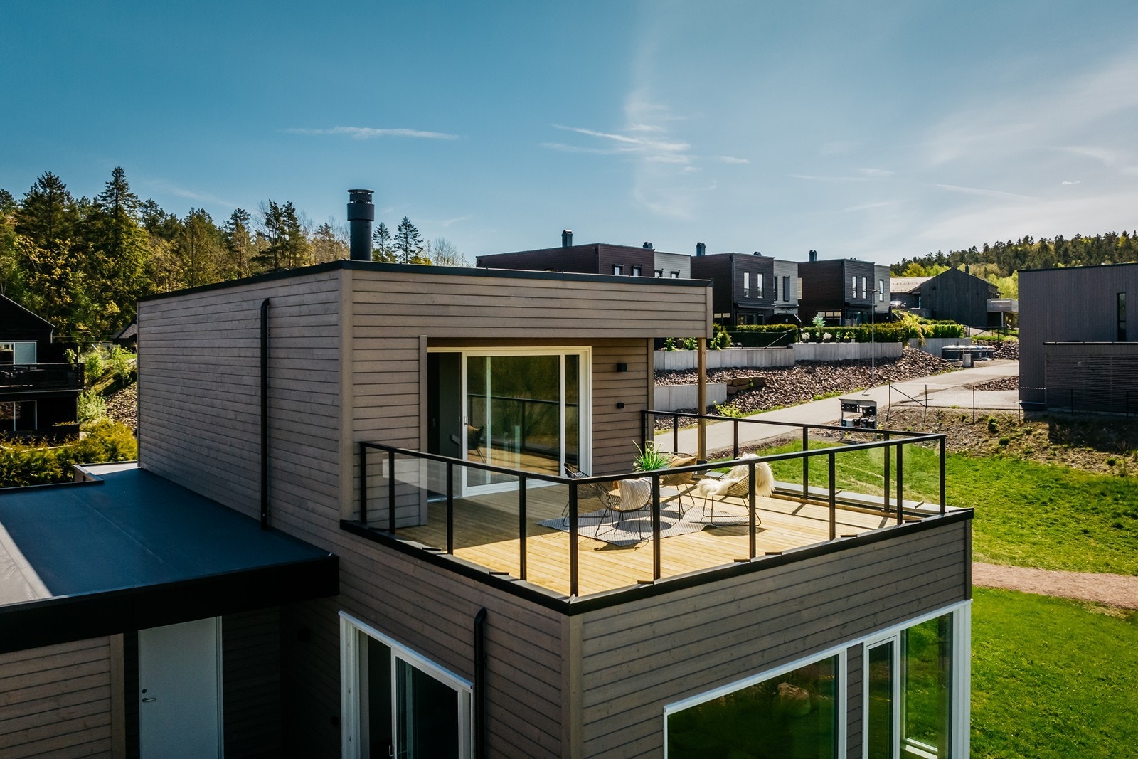 Trygg gang- og sykkelvei hele veien til Borgheim sentrum med bank, golfbane, ungdomsskole-/videregående skole, dagligvareforretninger og kommunesenter. Galleribilde
