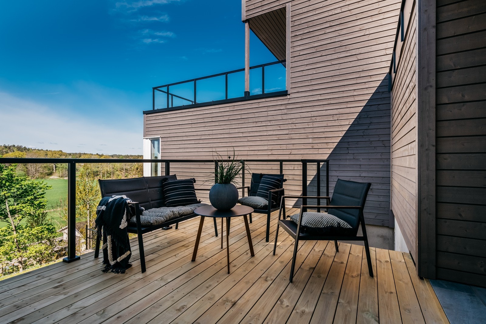 Denne har også gjennomgang til carporten og nedgang til hagen. Galleribilde