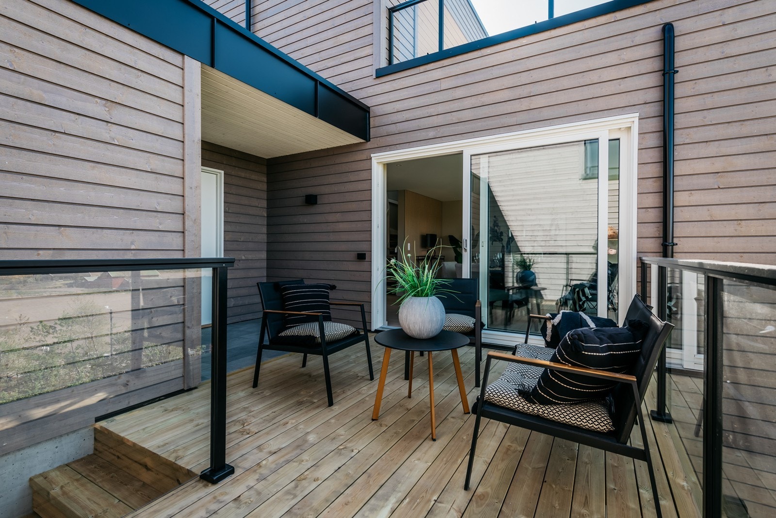 Terrassen fra stuen i hovedetasjen har også godt utsyn, og sol utover kvelden. Galleribilde