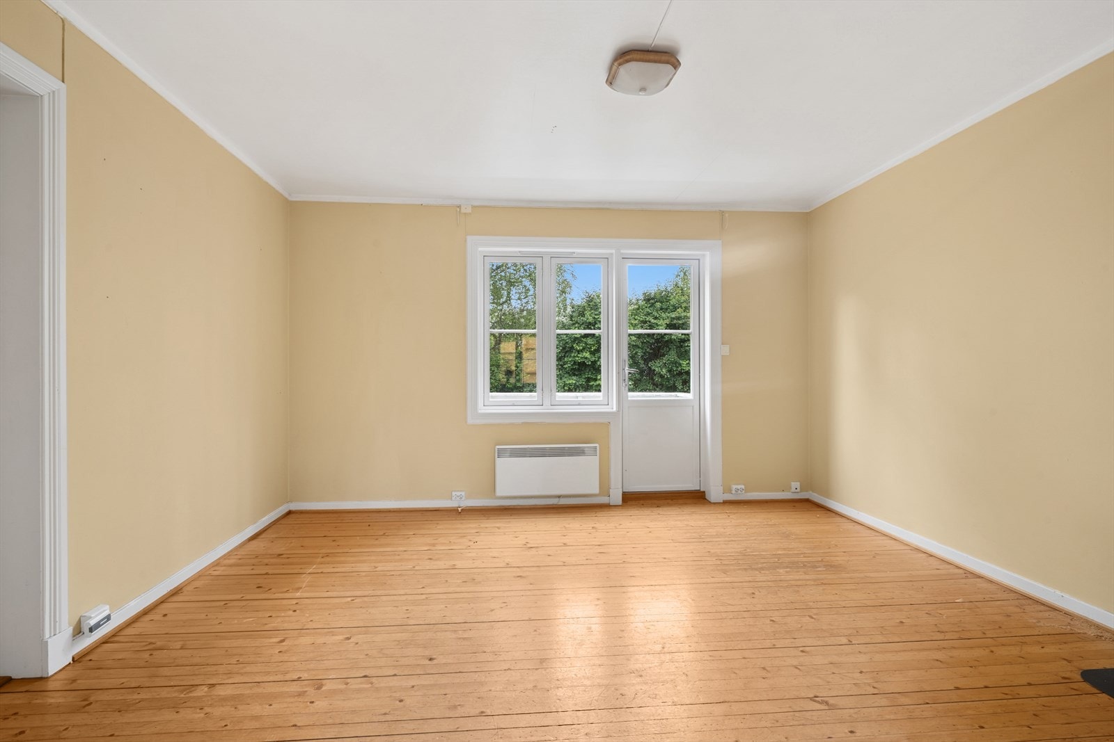 Den midterste stuen har utgang til veranda som går videre ned i hagen. Galleribilde