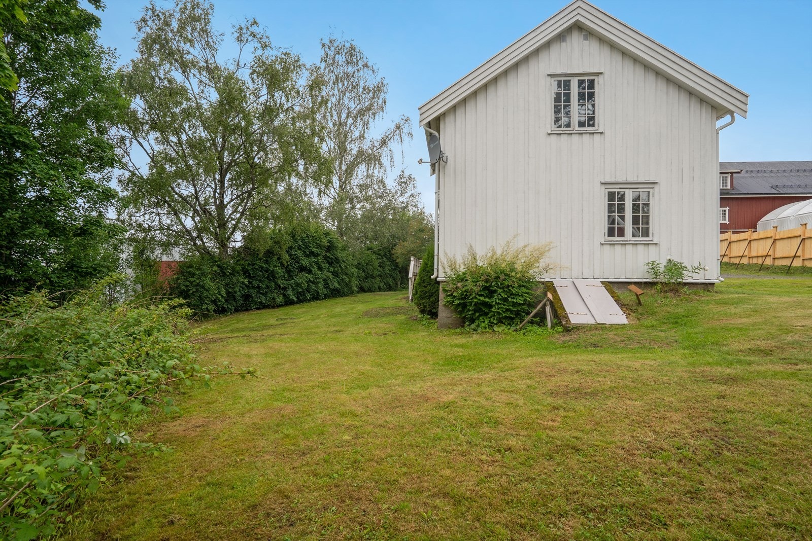 Det er adkomst til kjelleren både fra utsiden og innsiden av boligen. Galleribilde