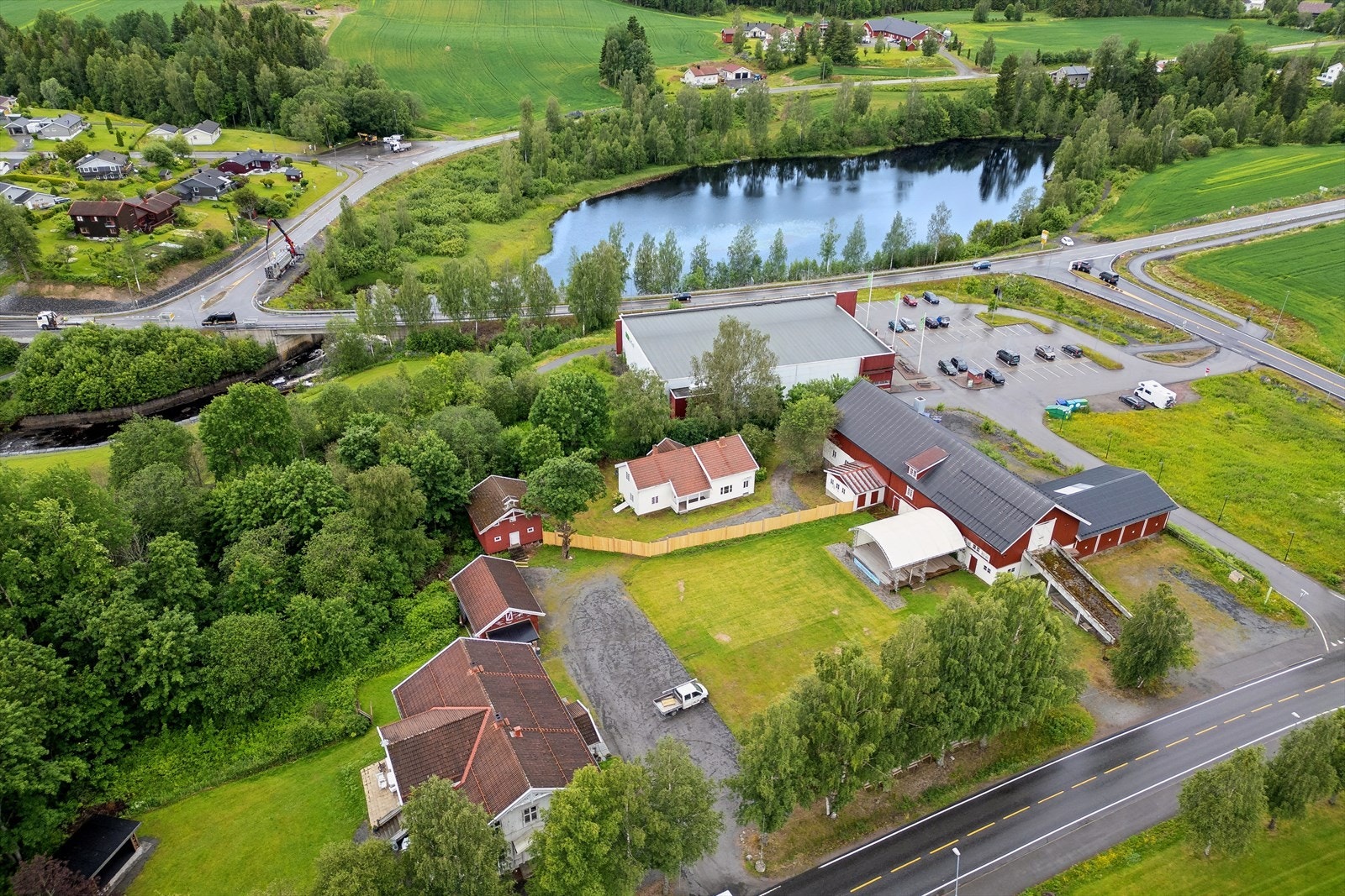Fra eiendommen er det kort gangavstand til alt som Sand sentrum har å by på. Galleribilde